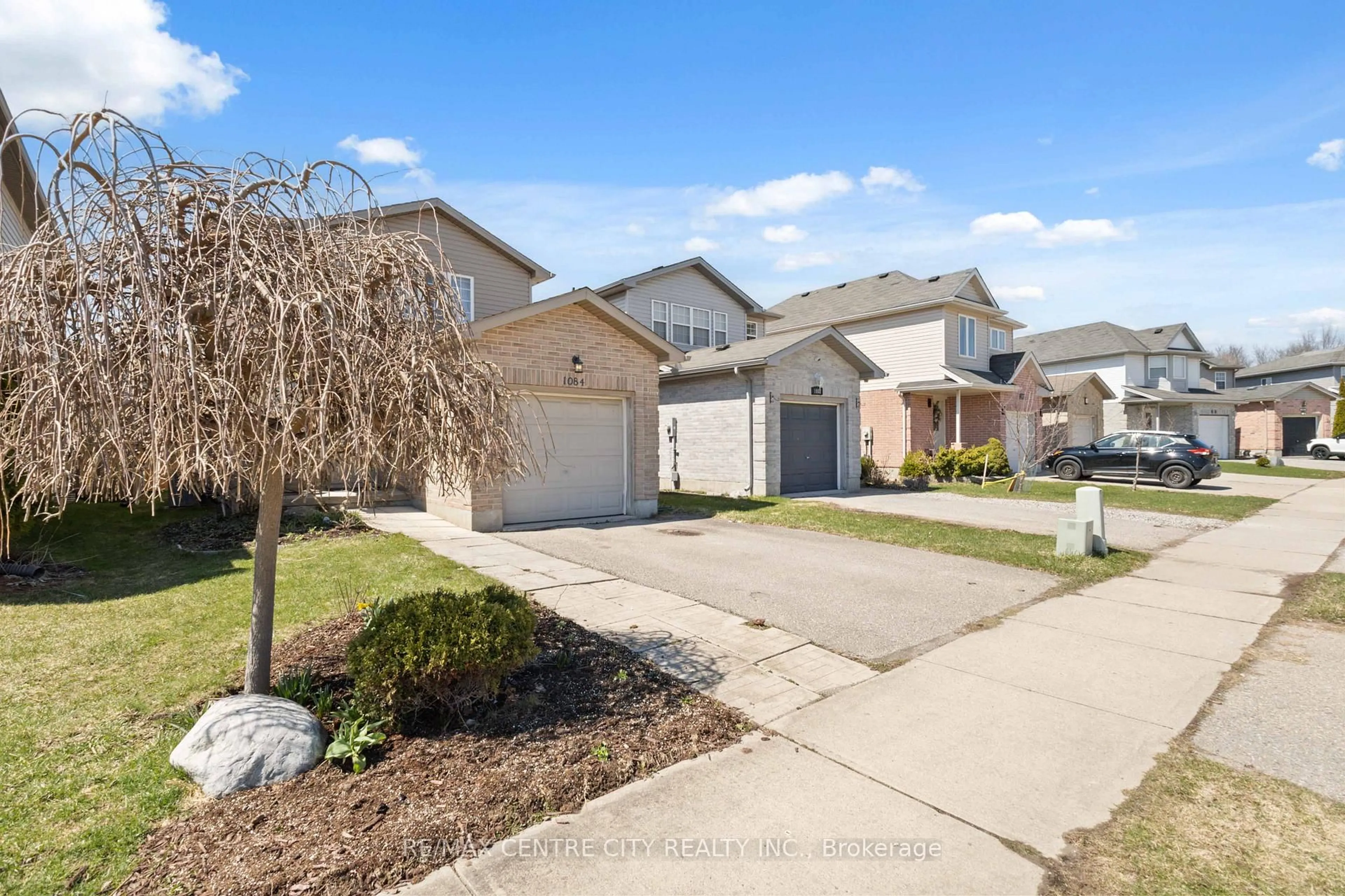 A pic from outside/outdoor area/front of a property/back of a property/a pic from drone, street for 1084 Kimball Cres, London North Ontario N6G 0A8