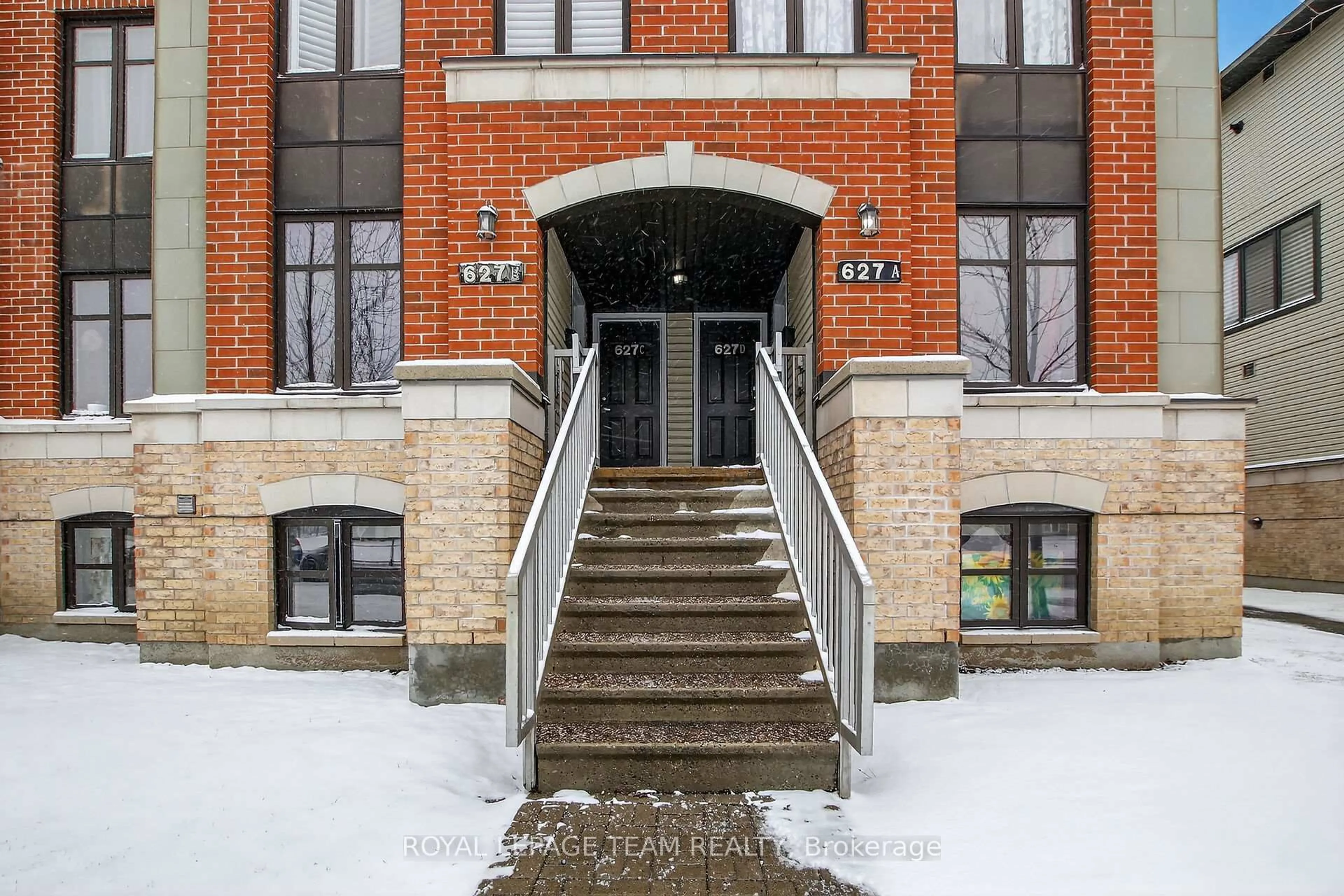 Indoor foyer for 627B Chapman Mills Dr, Ottawa Ontario K2J 5T1