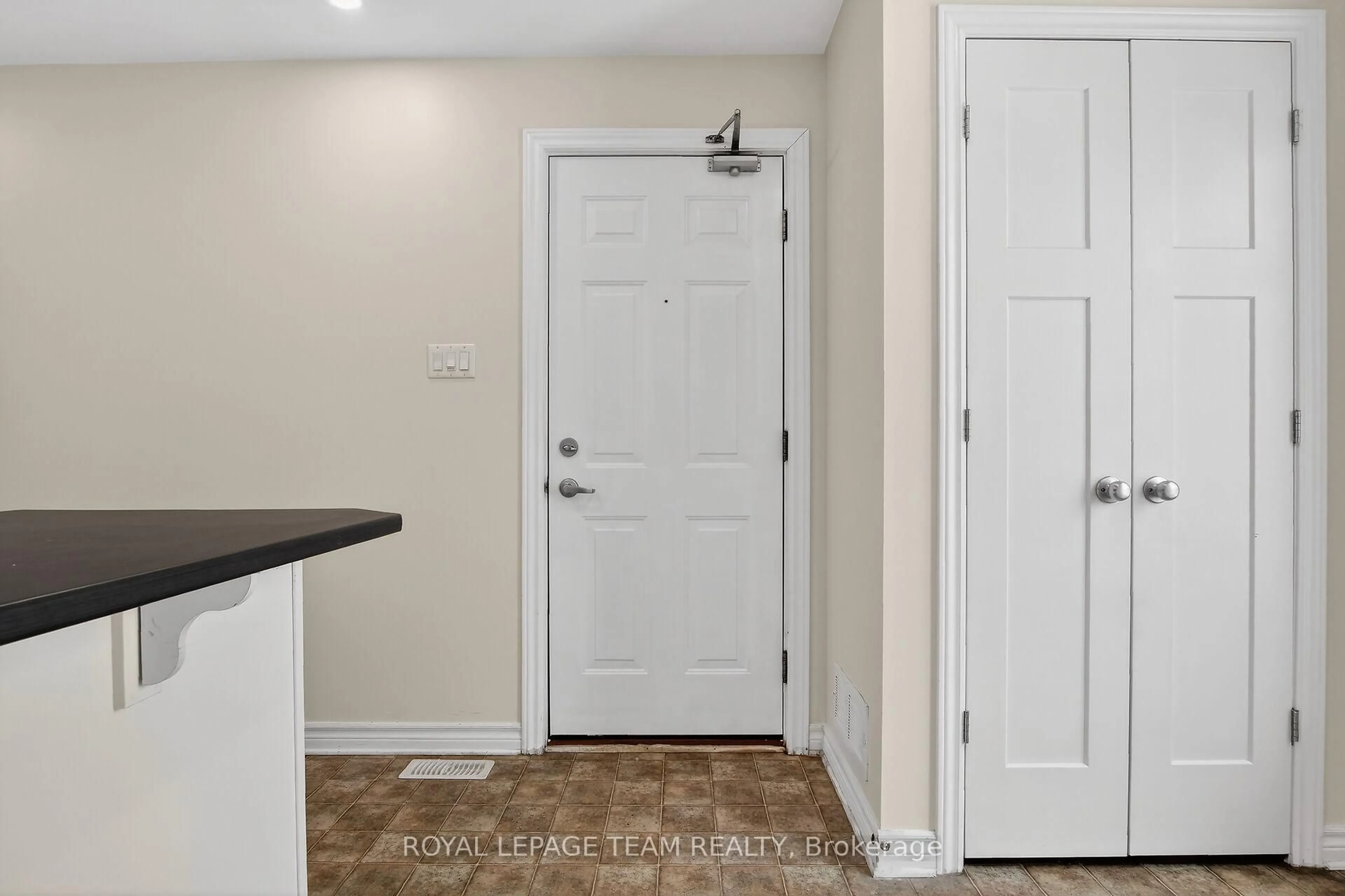 Indoor entryway for 627B Chapman Mills Dr, Ottawa Ontario K2J 5T1