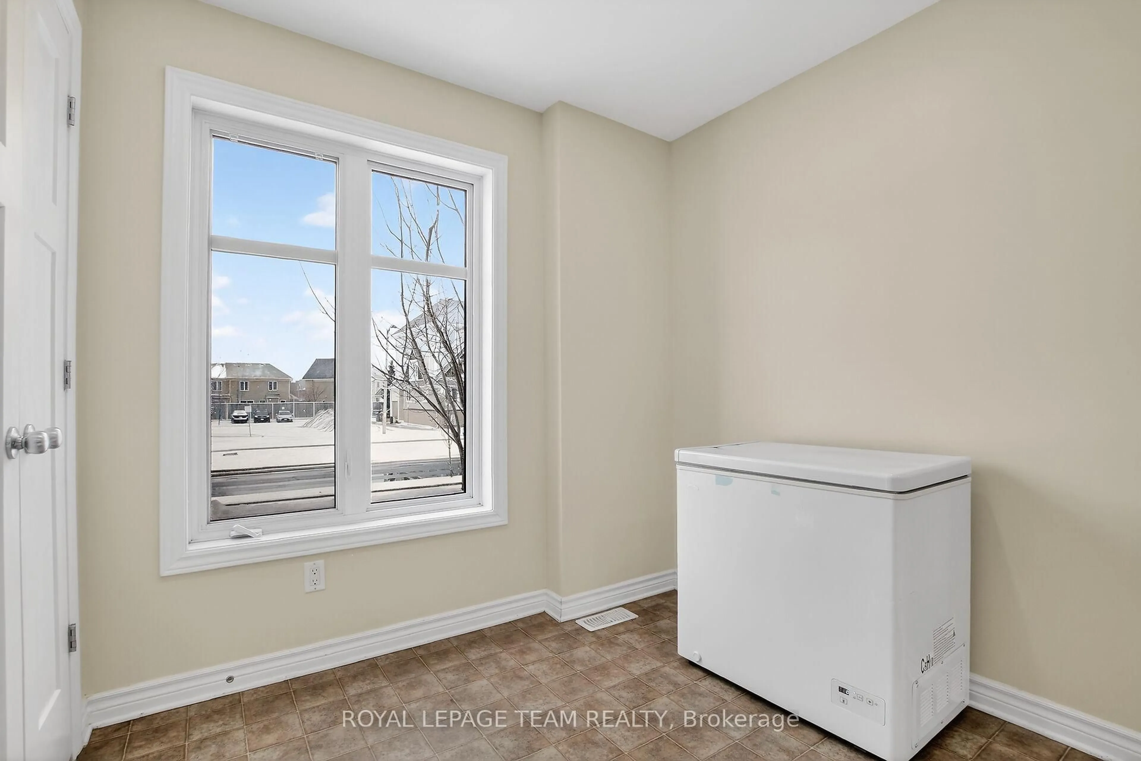 A pic of a room for 627B Chapman Mills Dr, Ottawa Ontario K2J 5T1