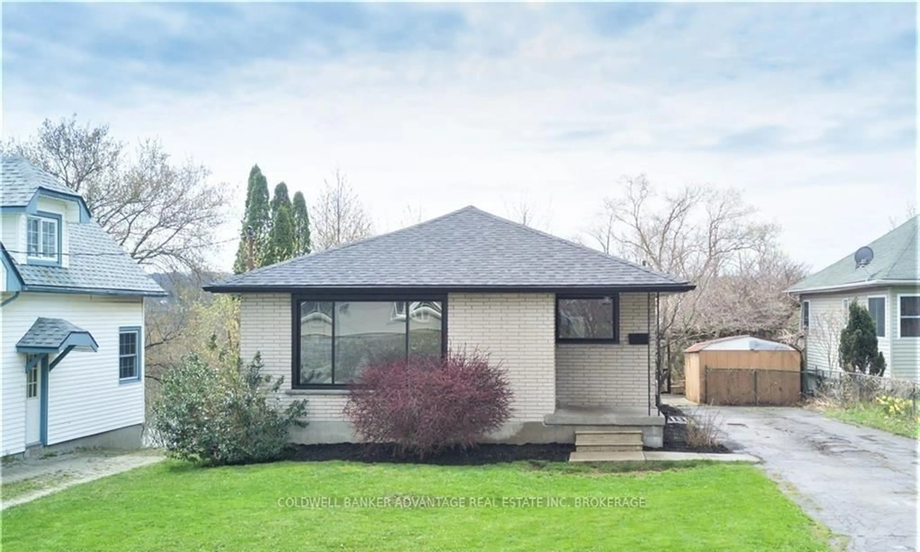 Home with vinyl exterior material, street for 55 Kent St, St. Catharines Ontario L2S 1H4