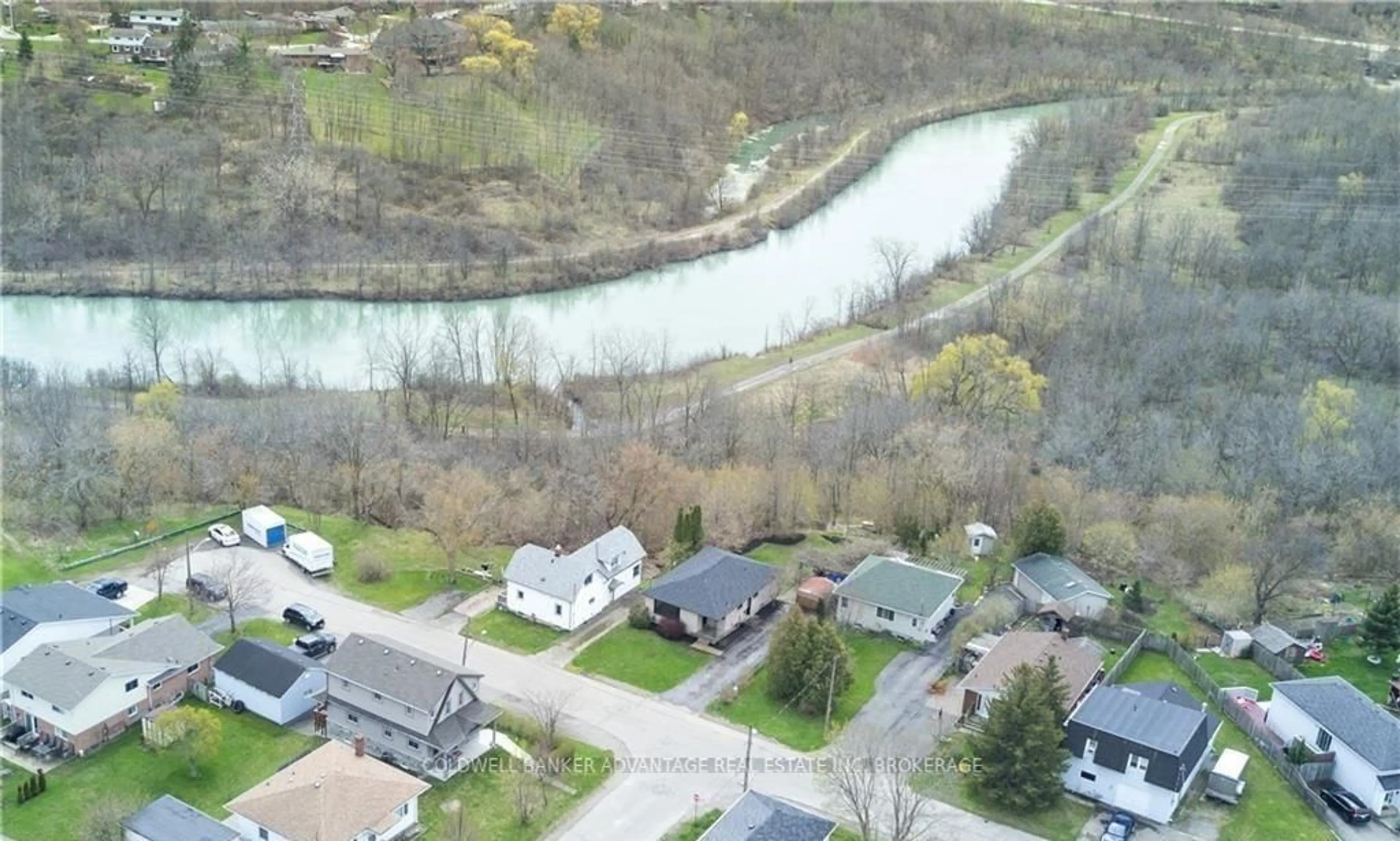 A pic from outside/outdoor area/front of a property/back of a property/a pic from drone, water/lake/river/ocean view for 55 Kent St, St. Catharines Ontario L2S 1H4