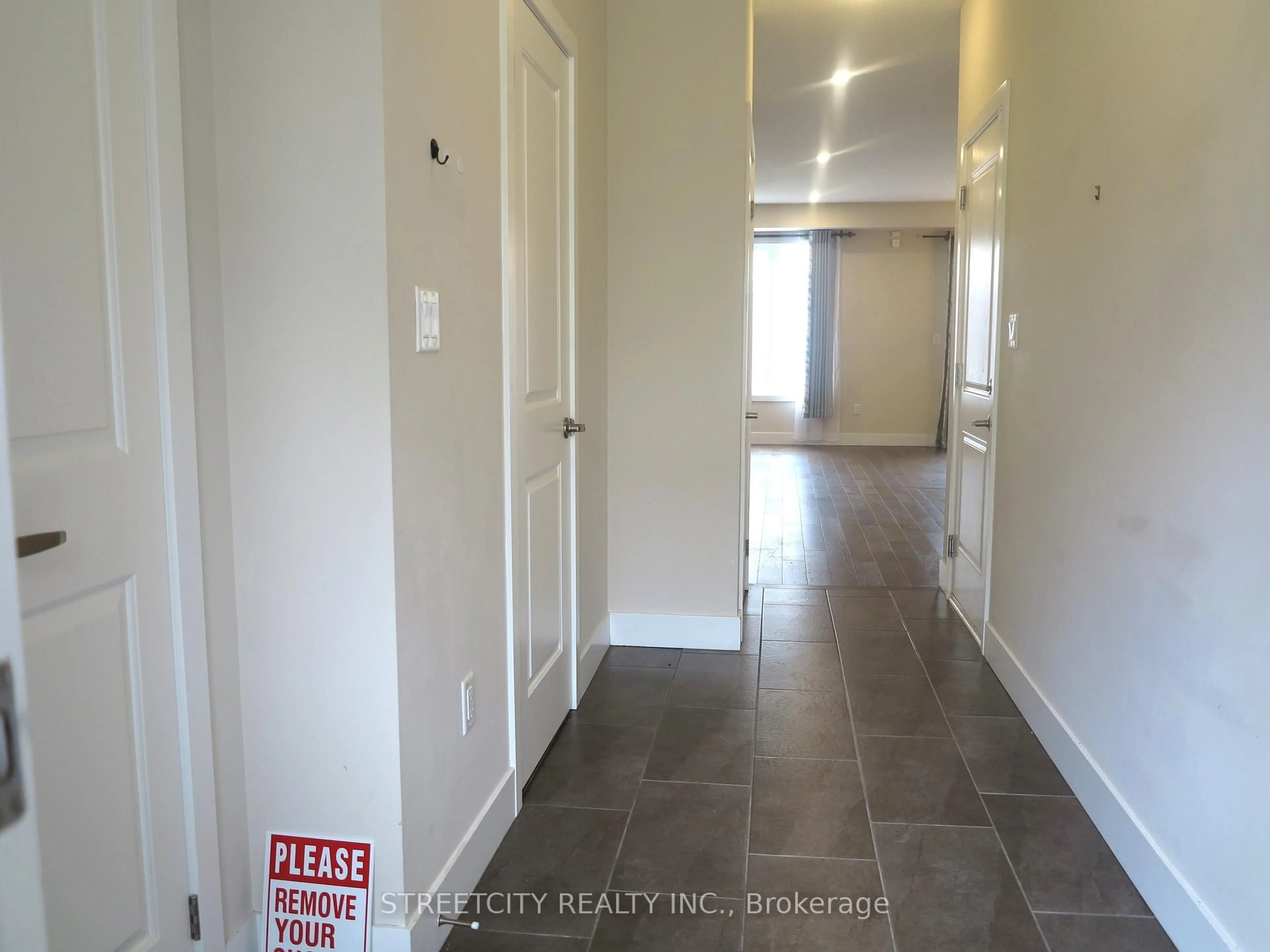 Indoor entryway for 1960 Dalmagarry Rd #37, London North Ontario N6G 0T8