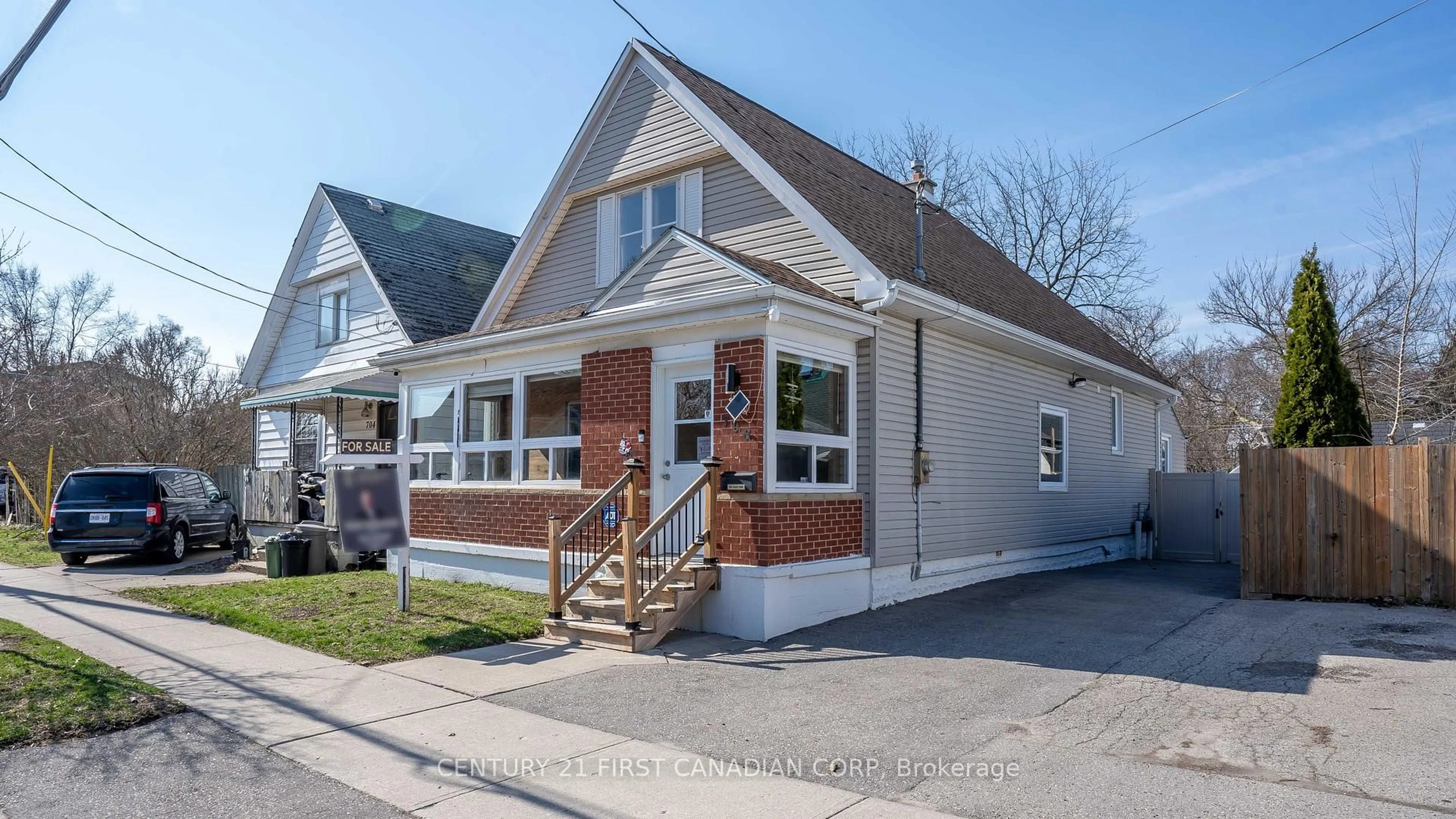 Home with vinyl exterior material, street for 706 Nelson St, London East Ontario N5Z 1J7