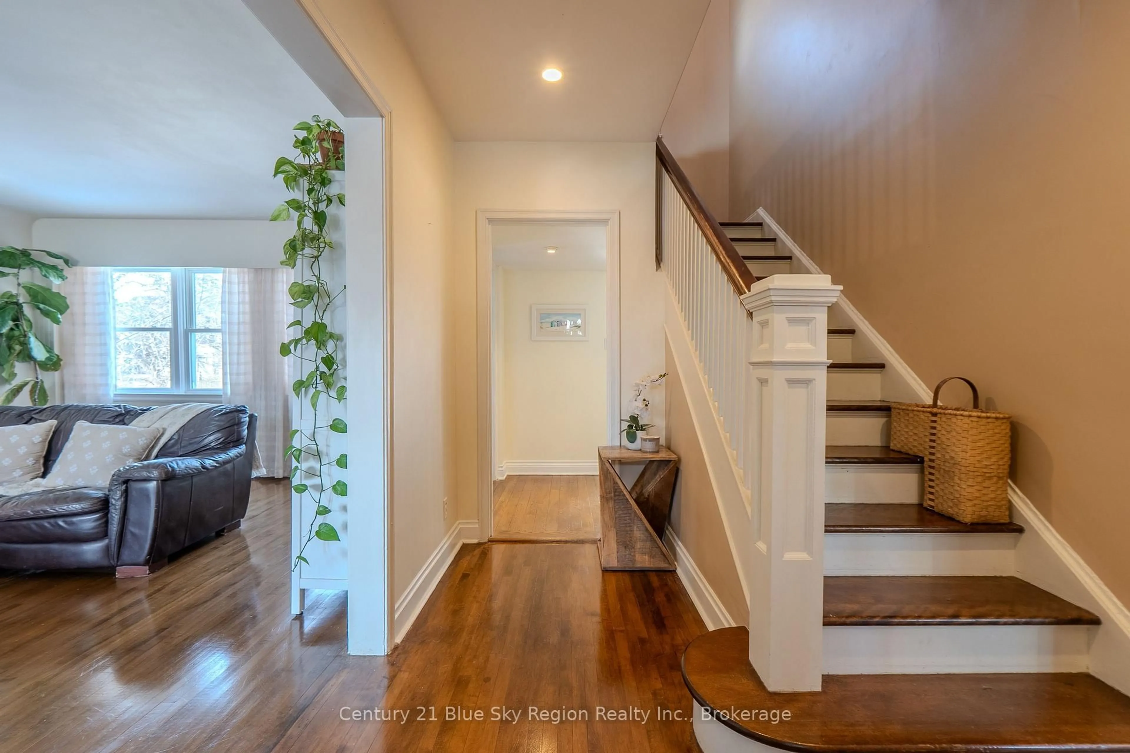 Indoor entryway for 749 Mcintyre St, North Bay Ontario P1B 3A1
