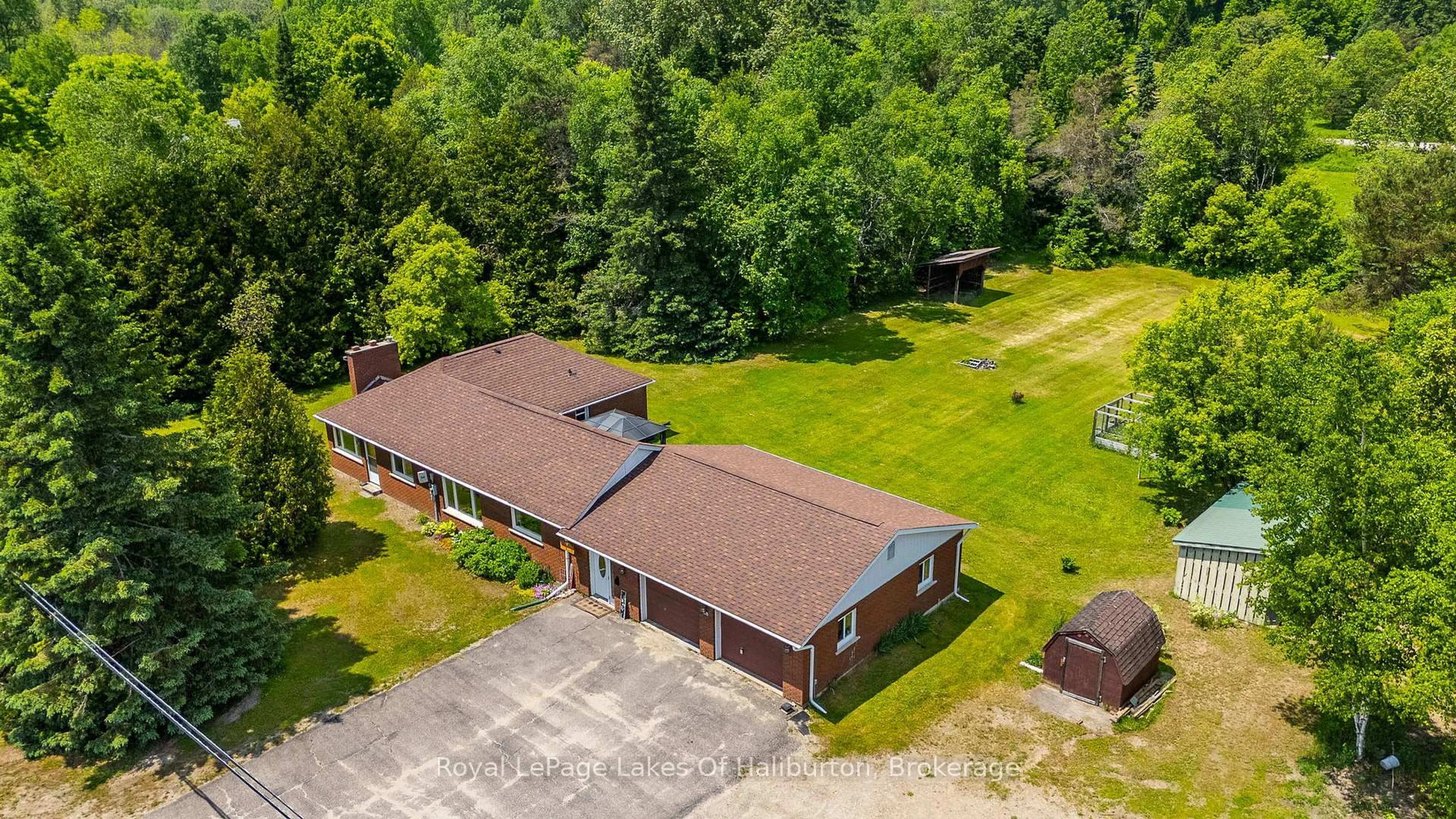 A pic from outside/outdoor area/front of a property/back of a property/a pic from drone, building for 3875 LOOP Rd, Dysart et al Ontario K0L 1X0