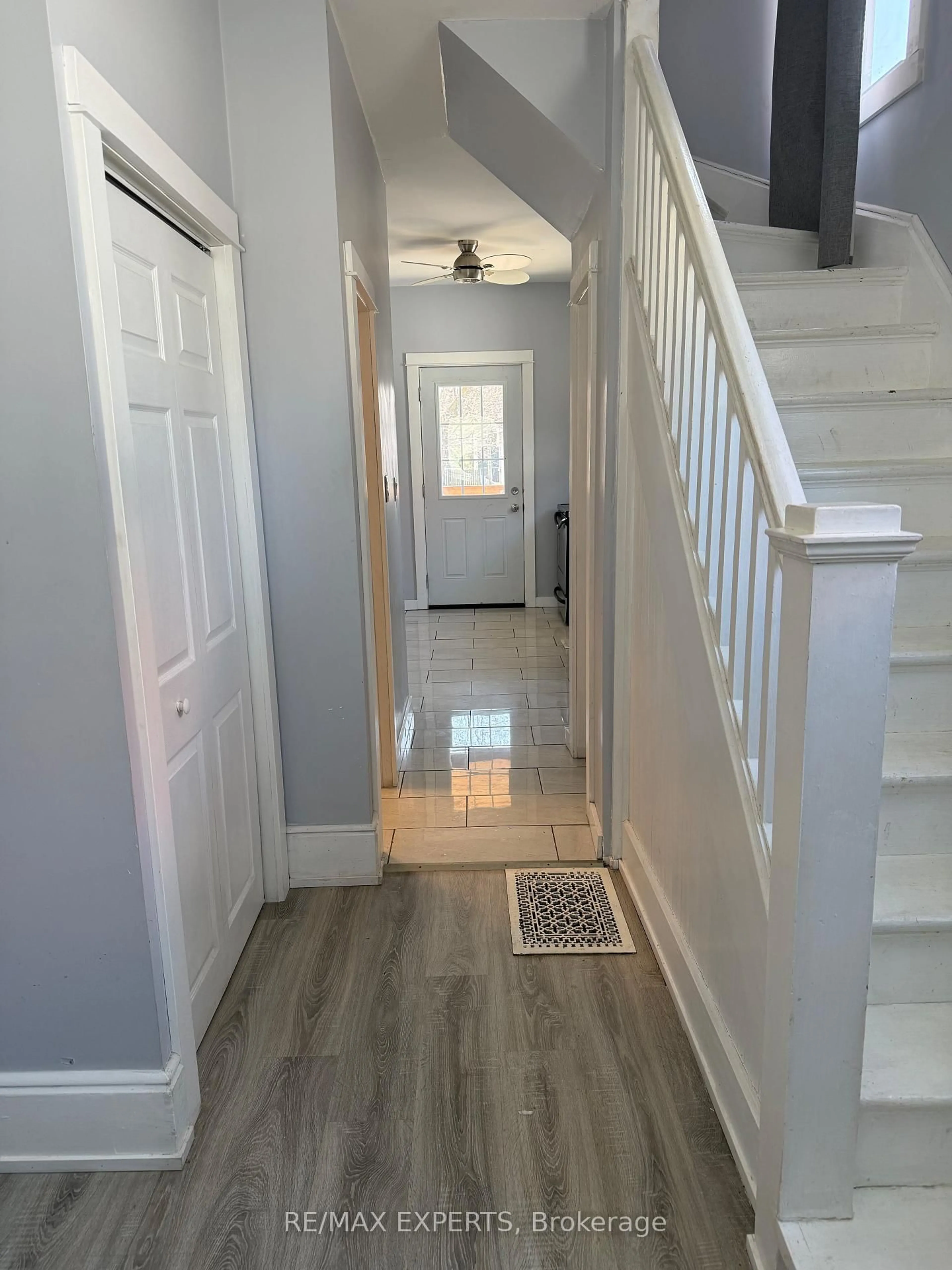 Indoor entryway for 258 Dundas St, Woodstock Ontario N4S 1B1