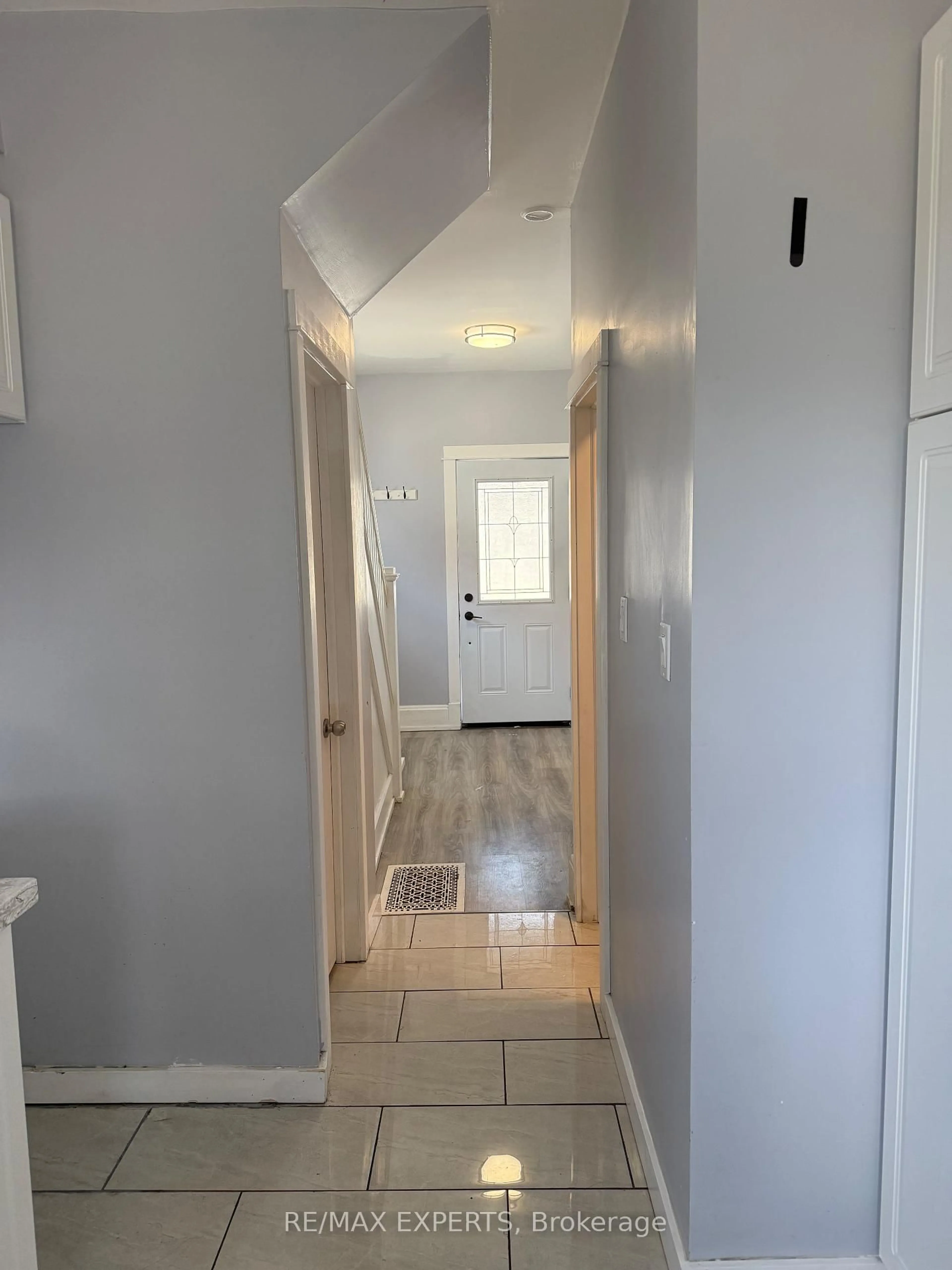 Indoor entryway for 258 Dundas St, Woodstock Ontario N4S 1B1
