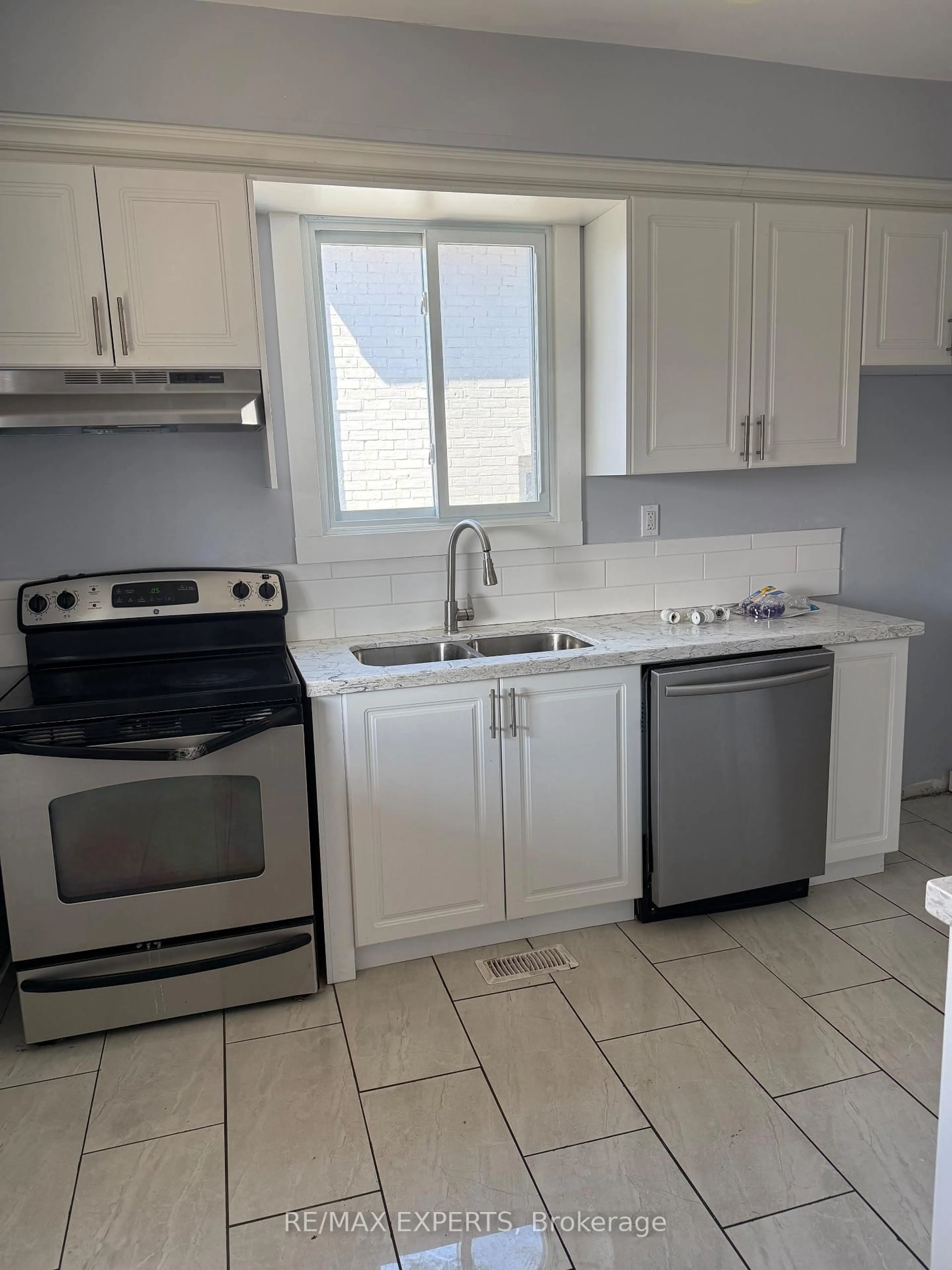 Standard kitchen, ceramic/tile floor for 258 Dundas St, Woodstock Ontario N4S 1B1