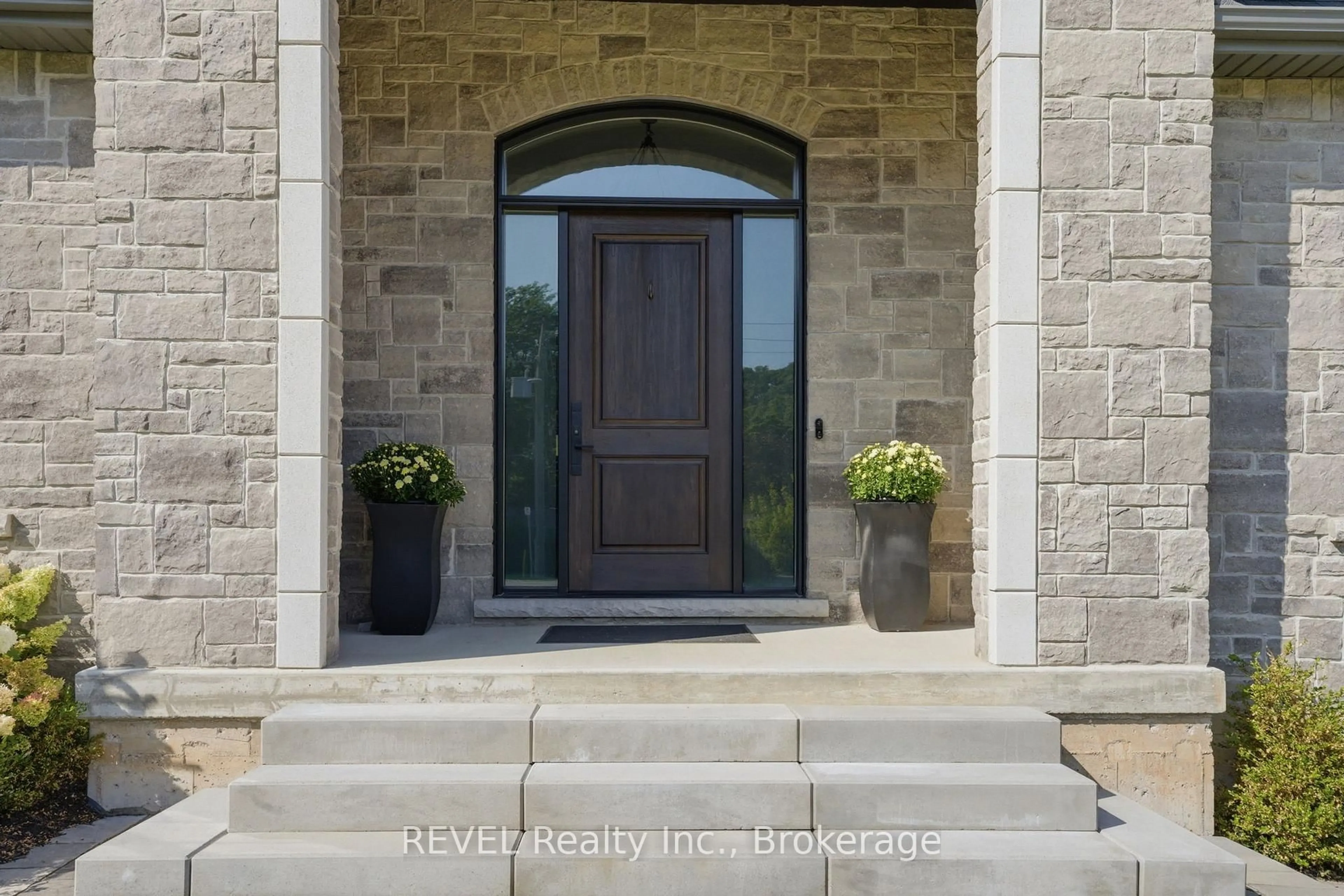 Indoor entryway for 18 Four Mile Creek Rd, Niagara-on-the-Lake Ontario L0S 1J1