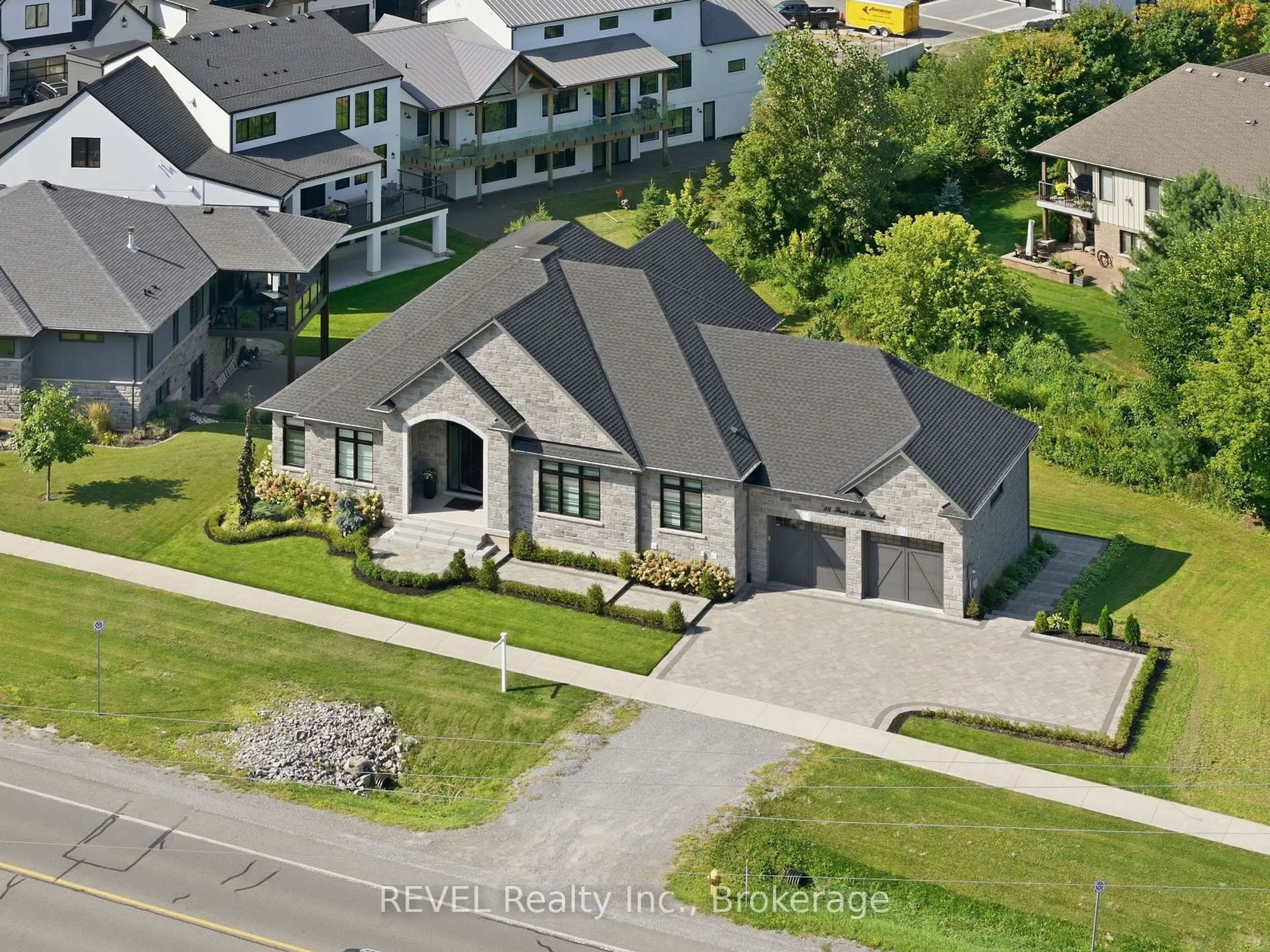 A pic from outside/outdoor area/front of a property/back of a property/a pic from drone, street for 18 Four Mile Creek Rd, Niagara-on-the-Lake Ontario L0S 1J1