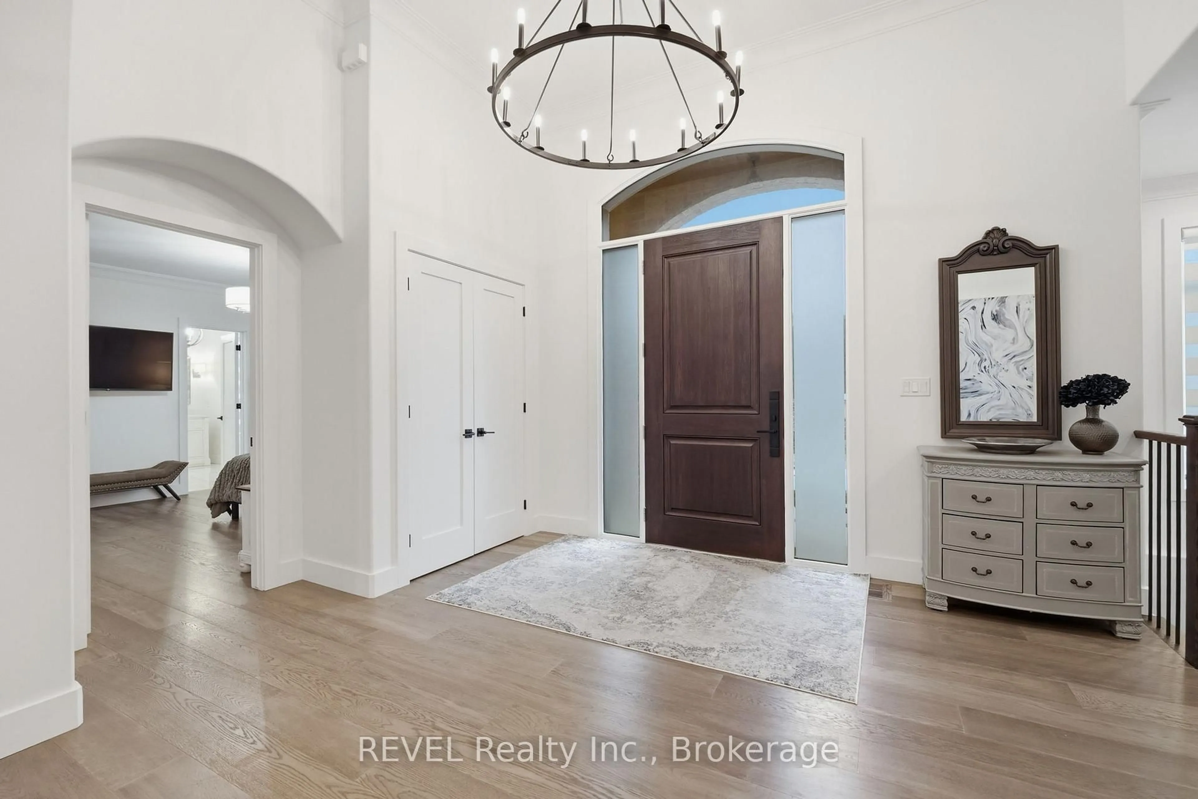 Indoor entryway for 18 Four Mile Creek Rd, Niagara-on-the-Lake Ontario L0S 1J1