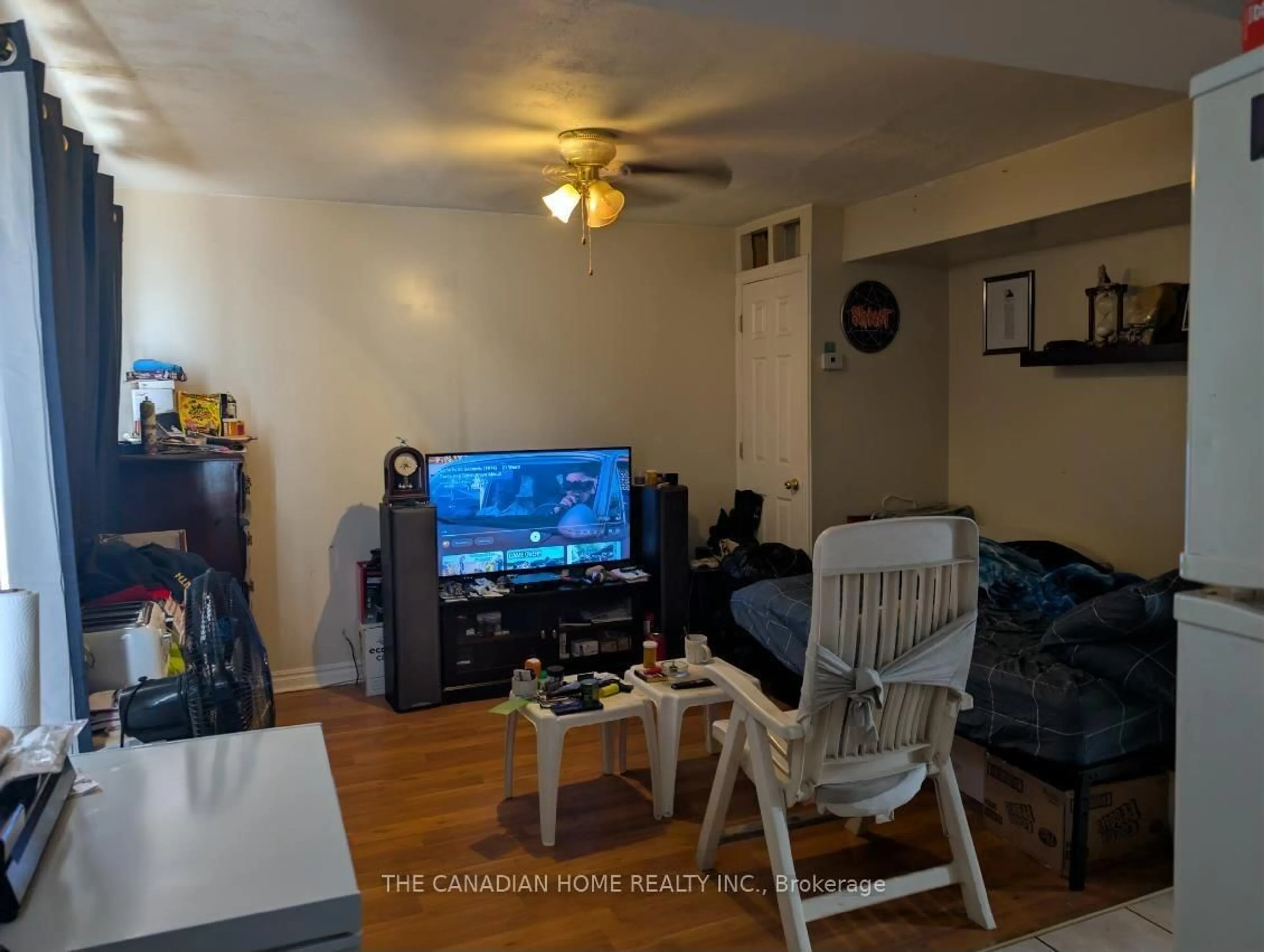 A pic of a room for 563 Cannon St, Hamilton Ontario L8L 2G2