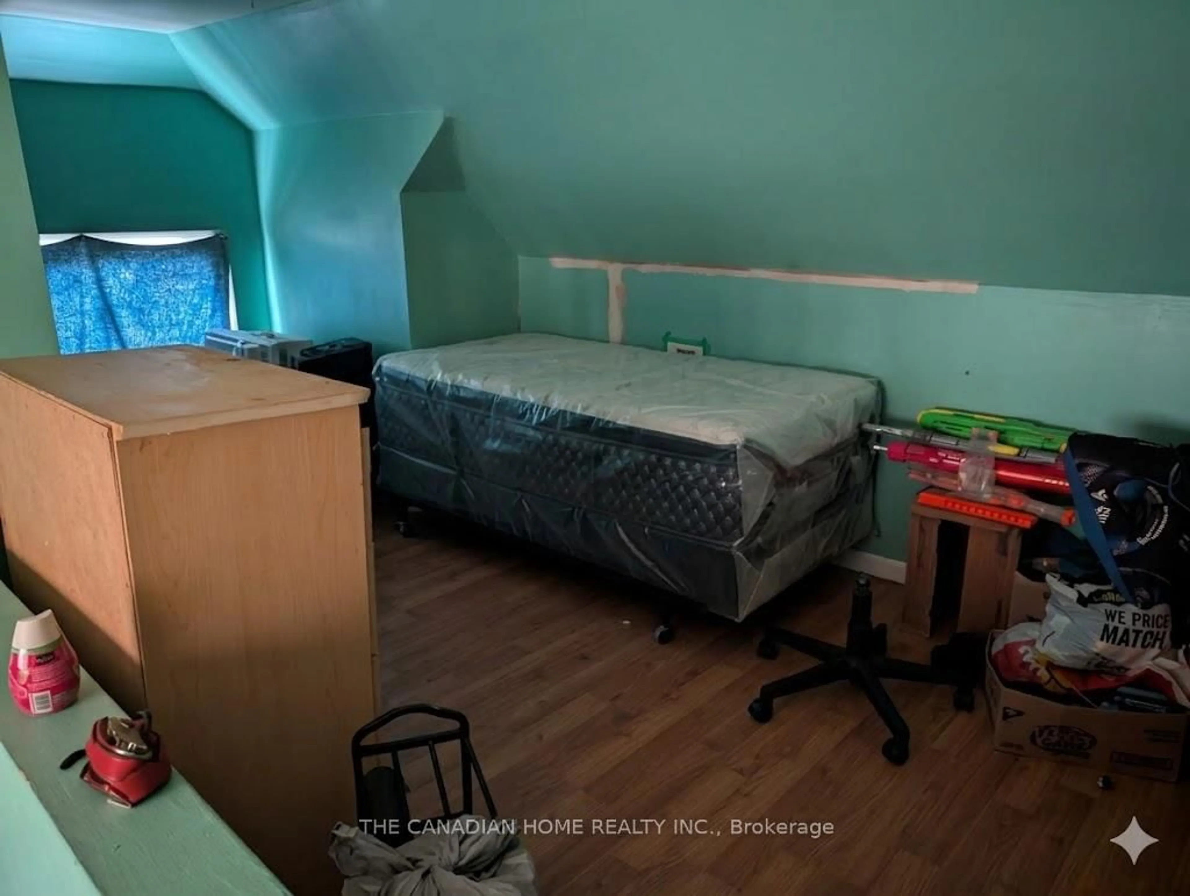 A pic of a room for 563 Cannon St, Hamilton Ontario L8L 2G2