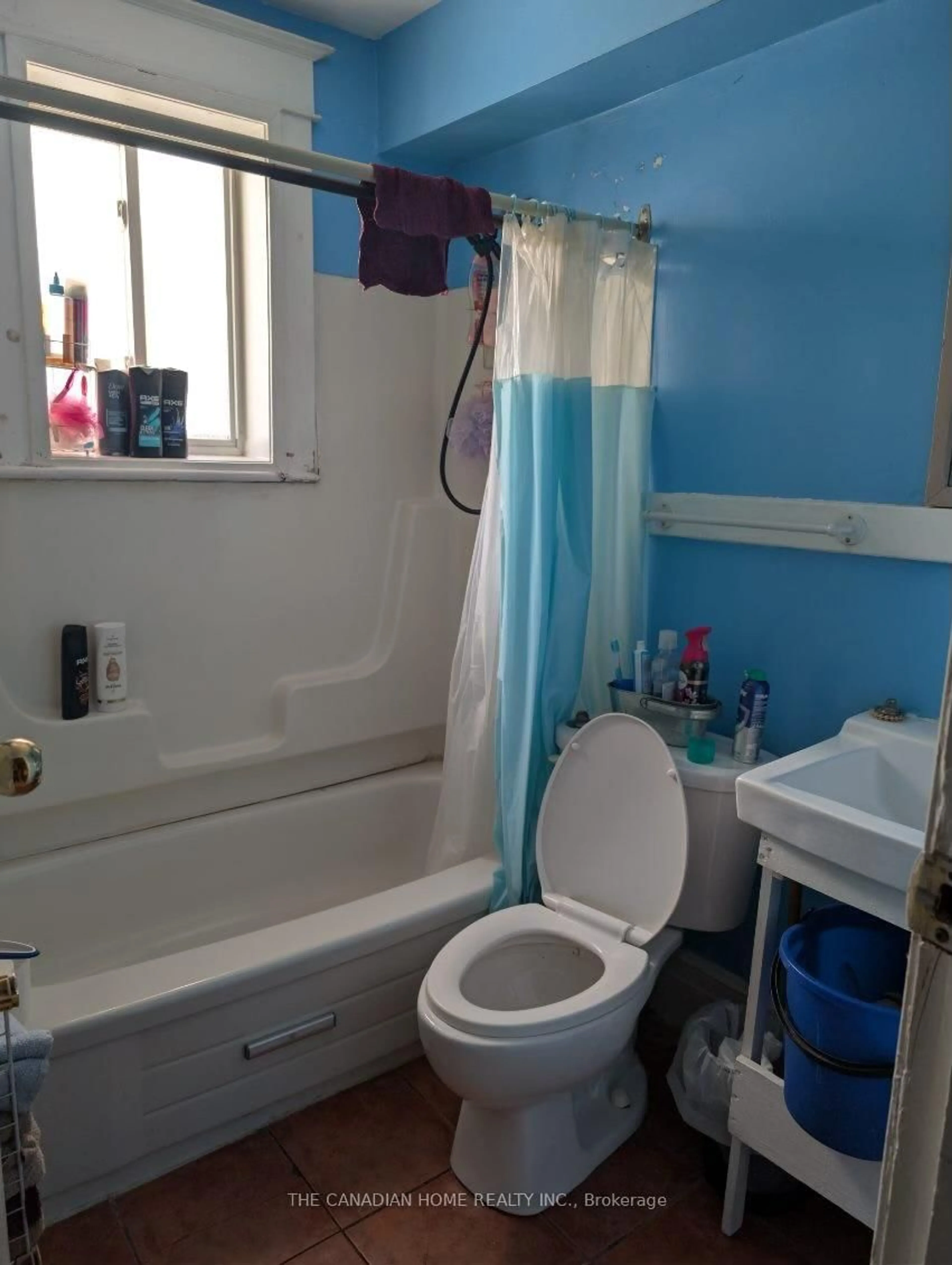 Standard bathroom, floor is not visible for 563 Cannon St, Hamilton Ontario L8L 2G2