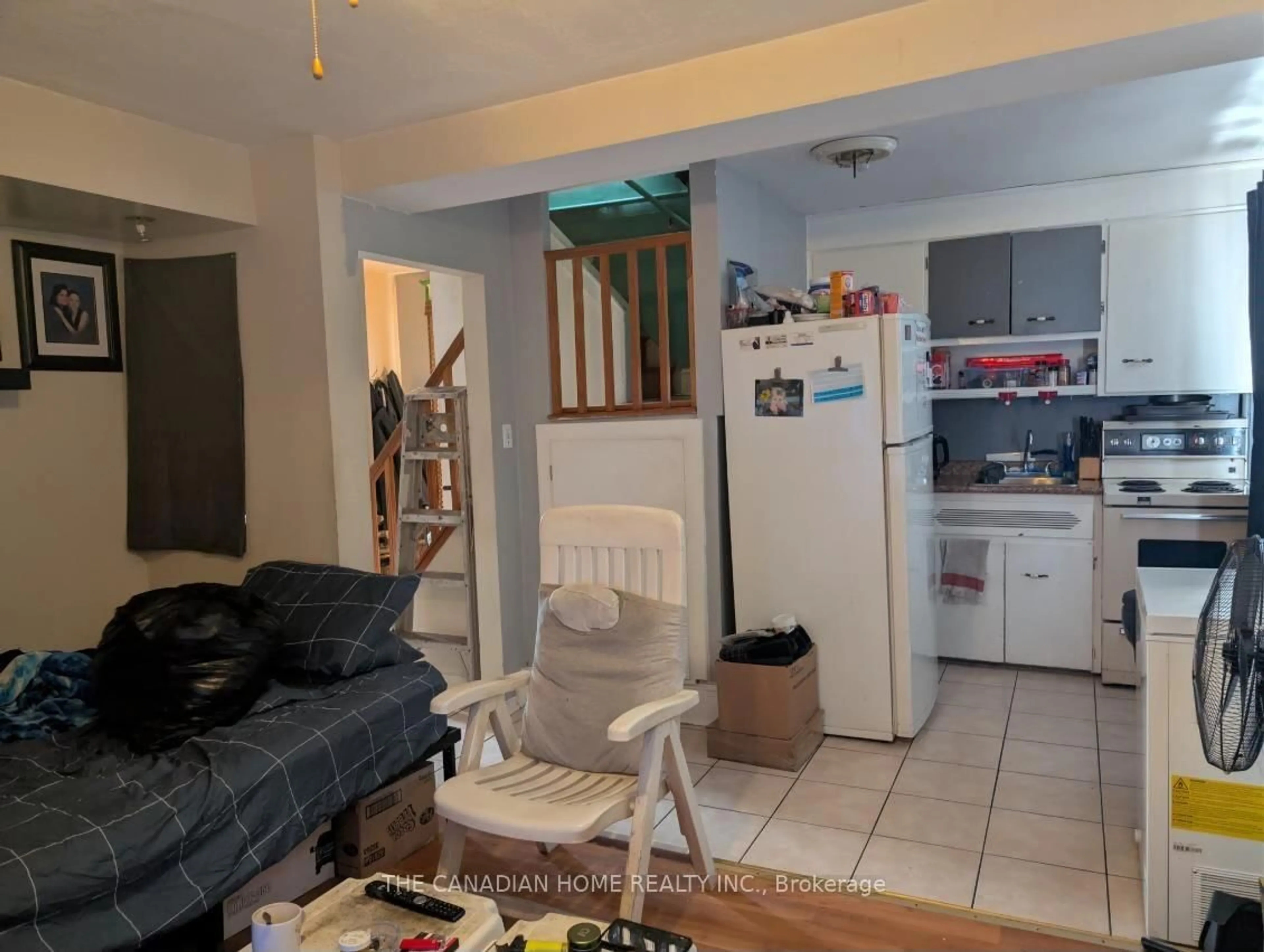 A pic of a room for 563 Cannon St, Hamilton Ontario L8L 2G2