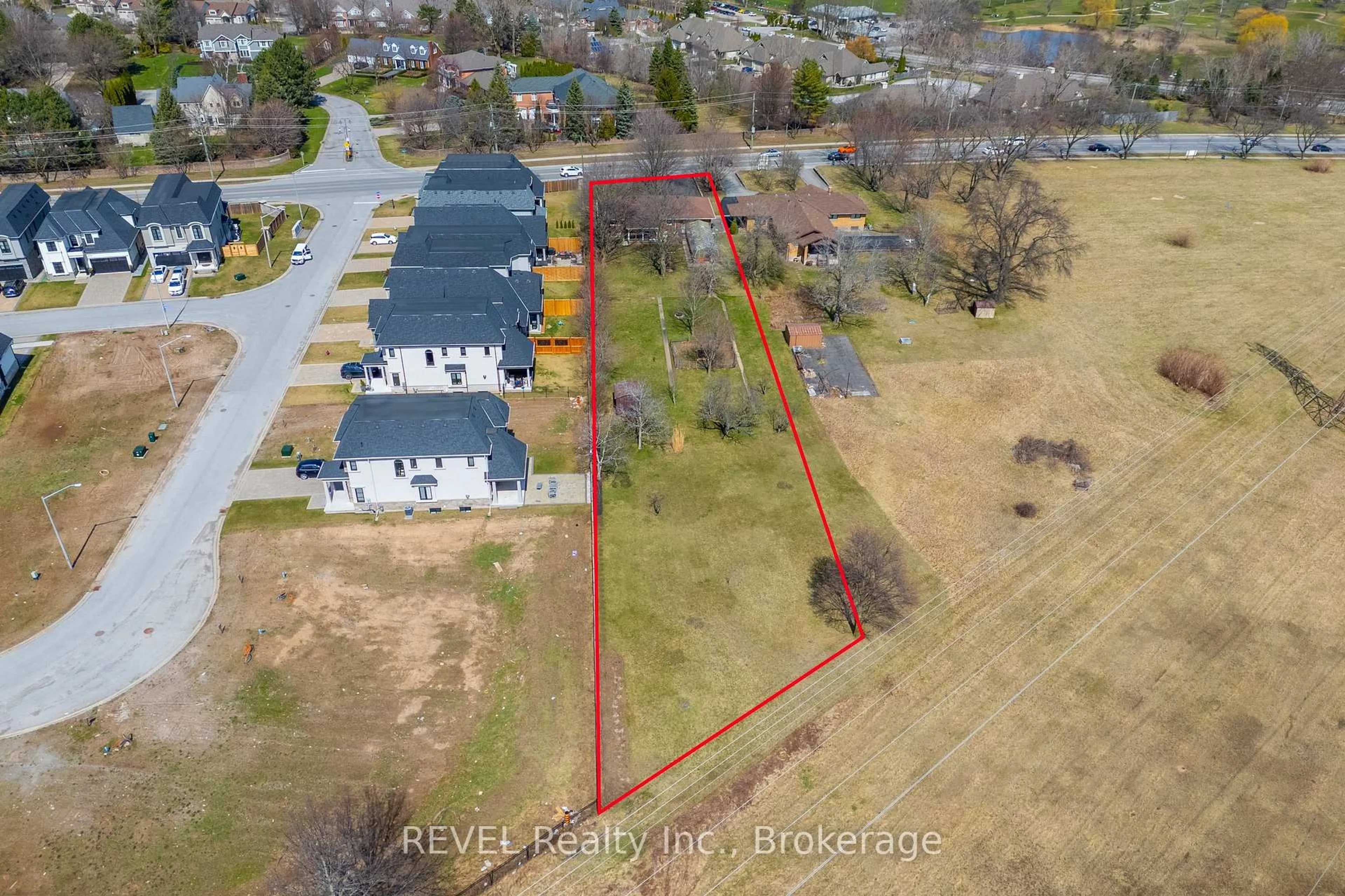 A pic from outside/outdoor area/front of a property/back of a property/a pic from drone, street for 6398 Mountain Rd, Niagara Falls Ontario L2E 6S4