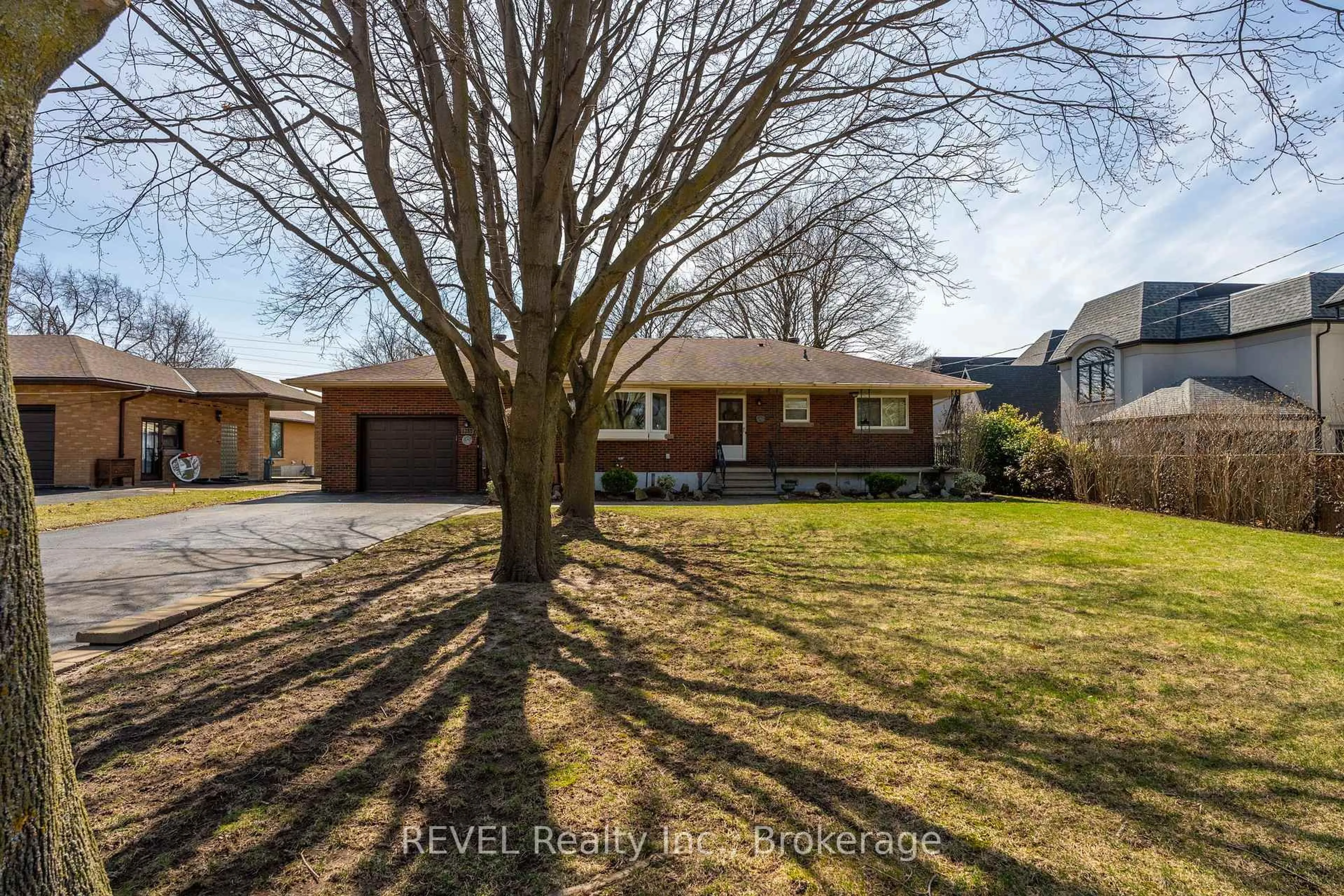 Home with brick exterior material, street for 6398 Mountain Rd, Niagara Falls Ontario L2E 6S4