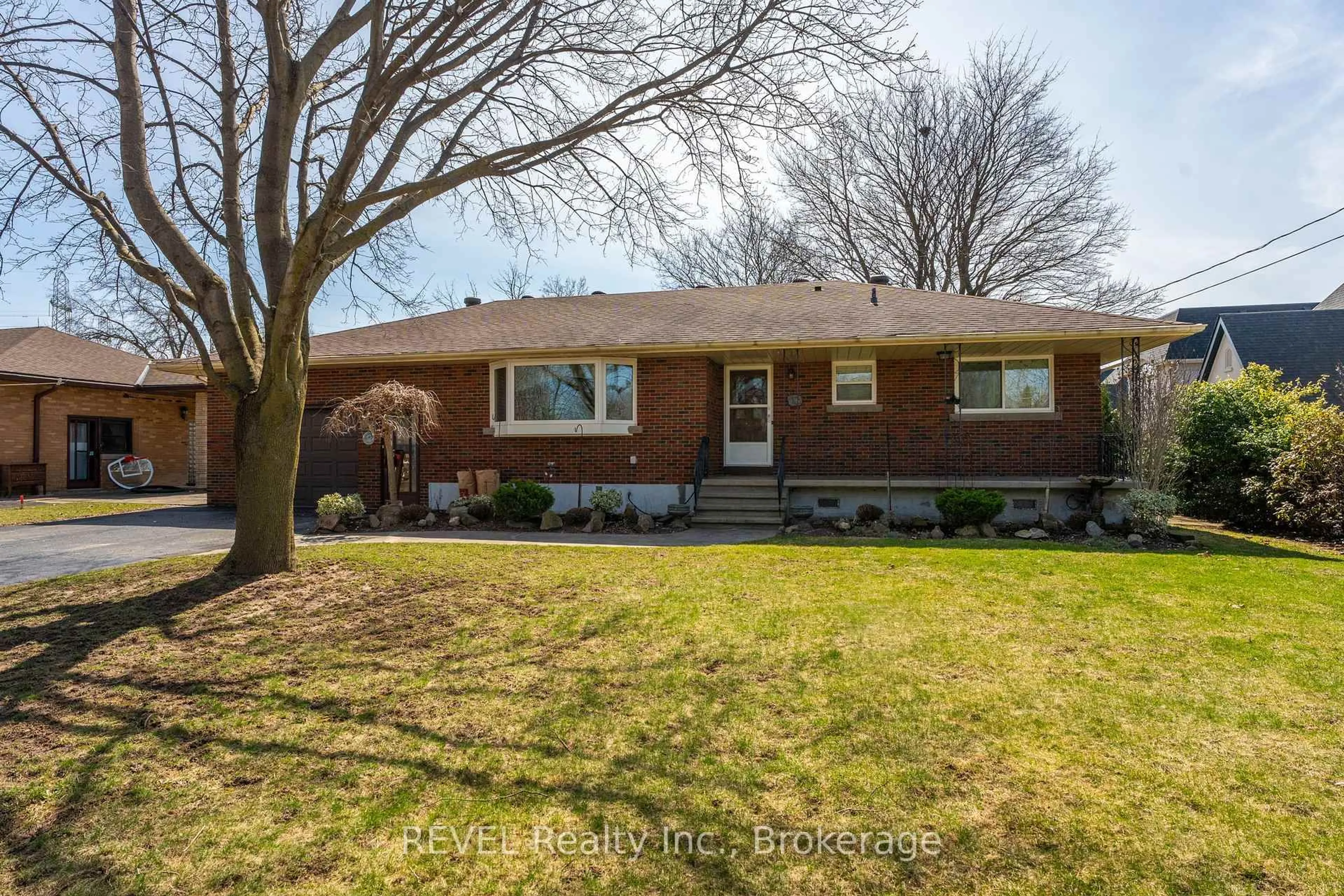 Home with brick exterior material, street for 6398 Mountain Rd, Niagara Falls Ontario L2E 6S4