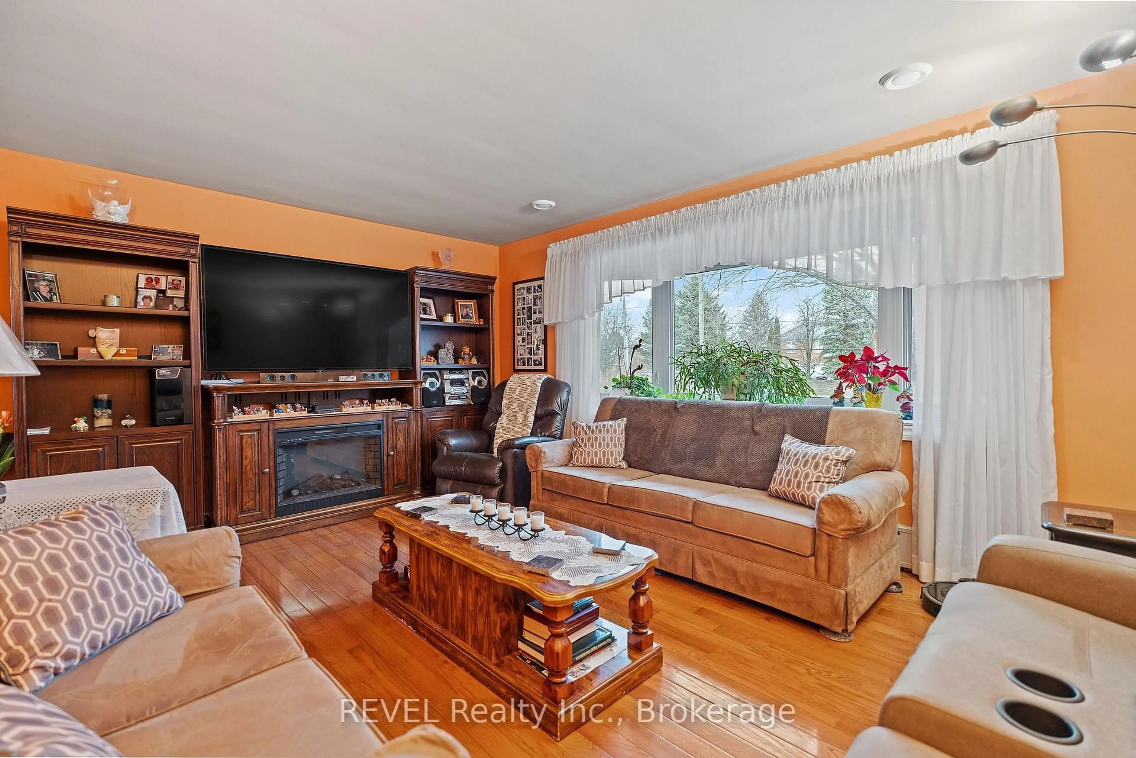 Living room with furniture, wood/laminate floor for 6398 Mountain Rd, Niagara Falls Ontario L2E 6S4