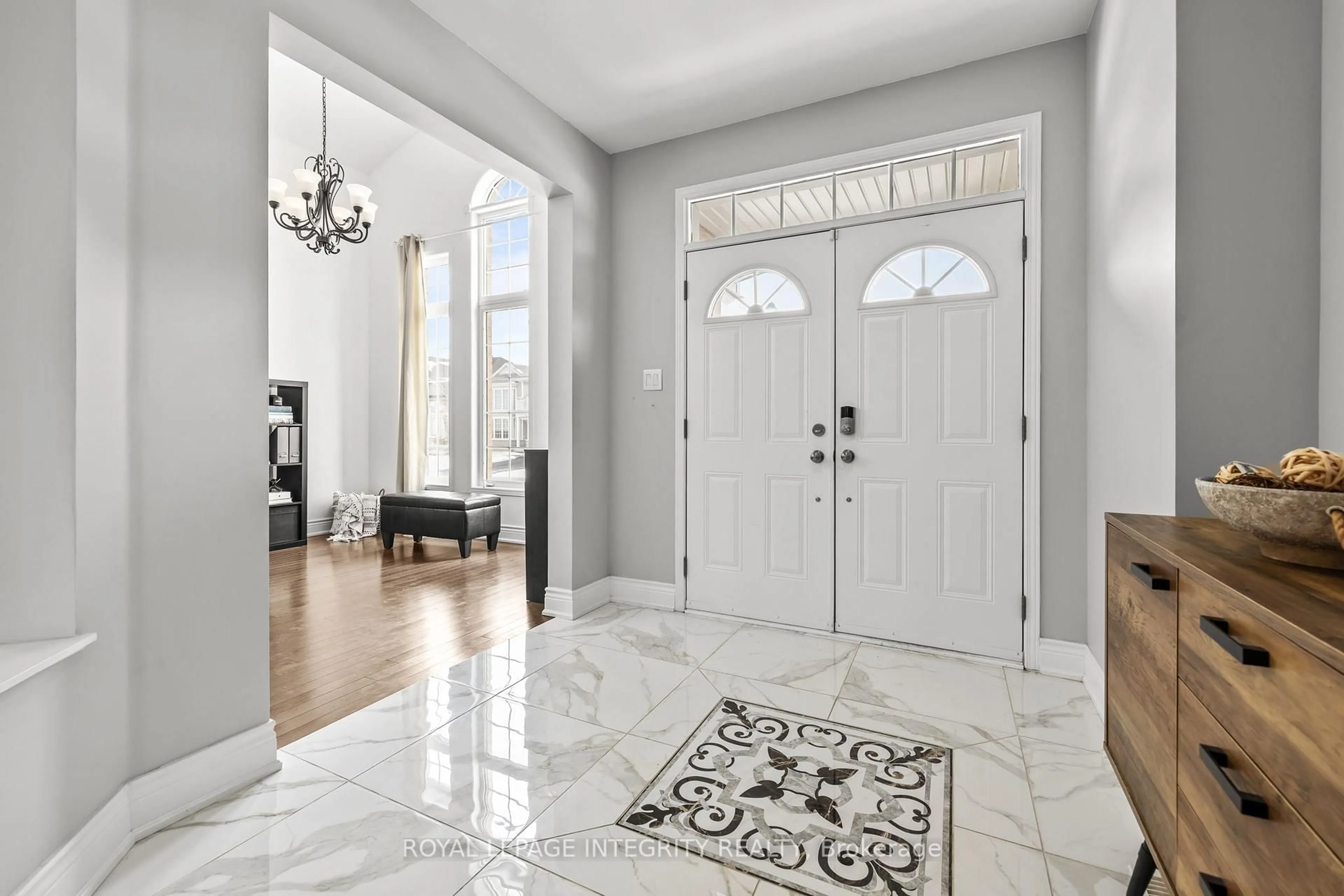 Indoor entryway for 208 Rover St, Ottawa Ontario K2V 0G2