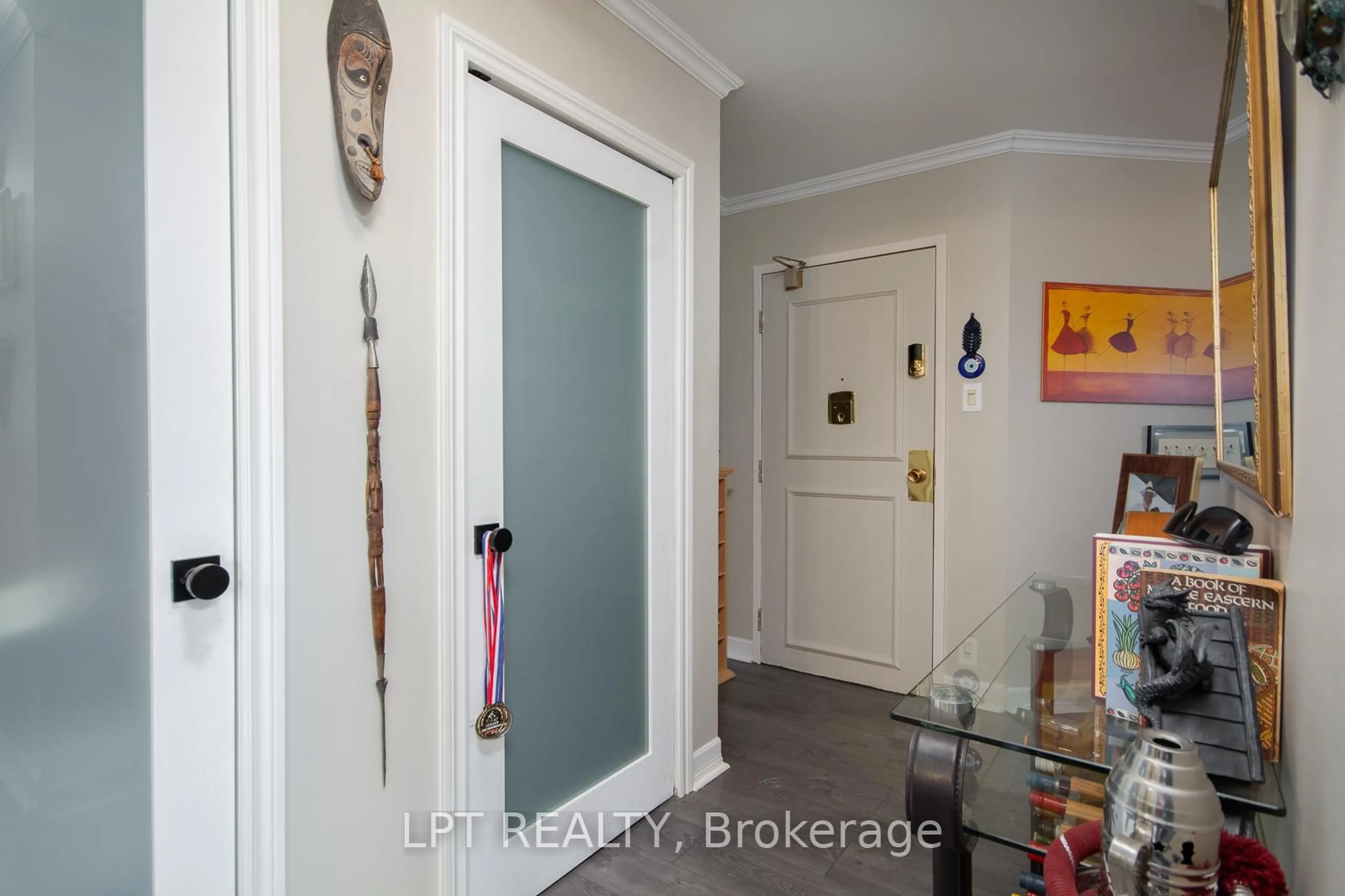 Indoor entryway for 40 Arthur St #703, Ottawa Ontario K1R 7T5