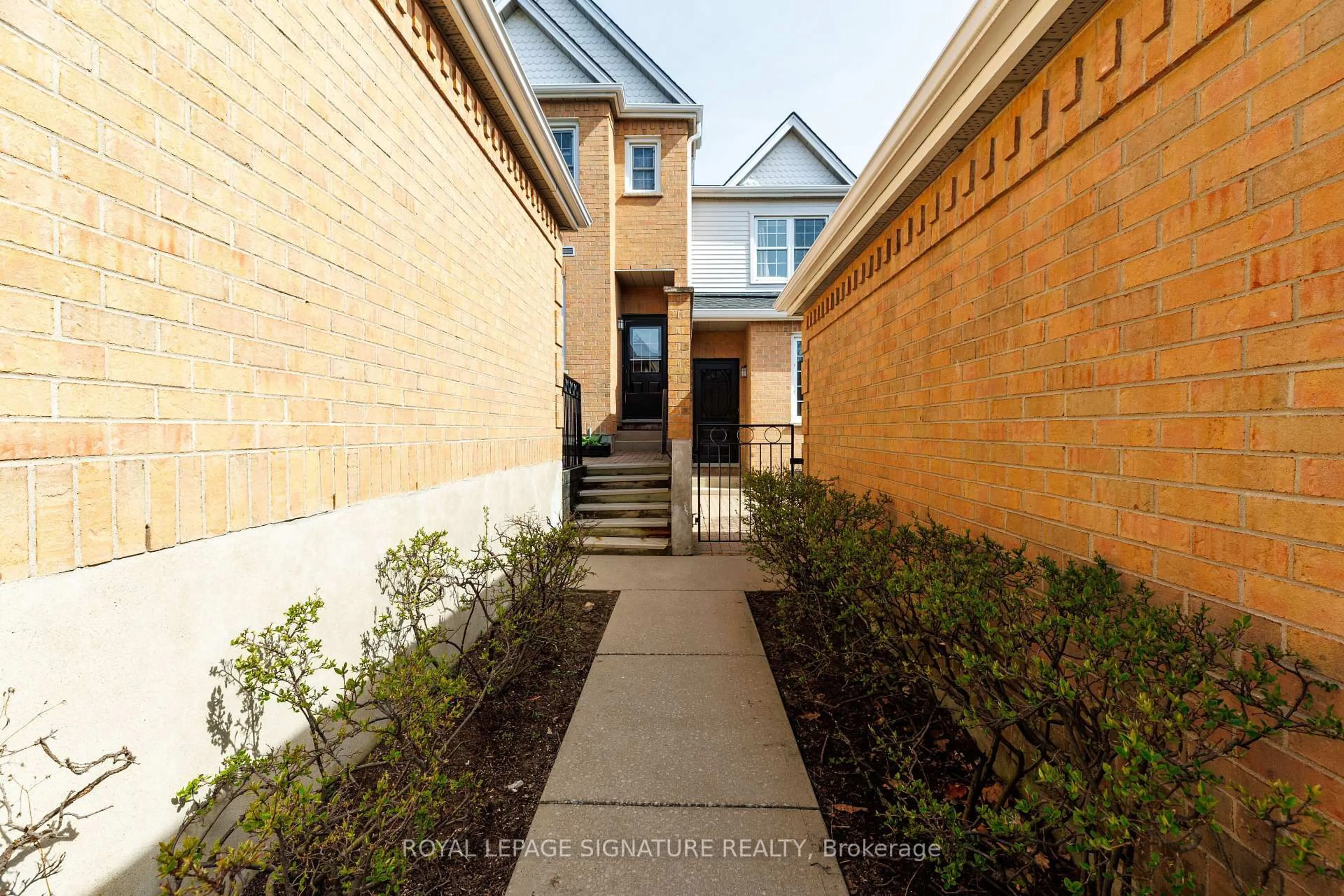 Unknown for 1570 Richmond St #5, London North Ontario N6G 4W2