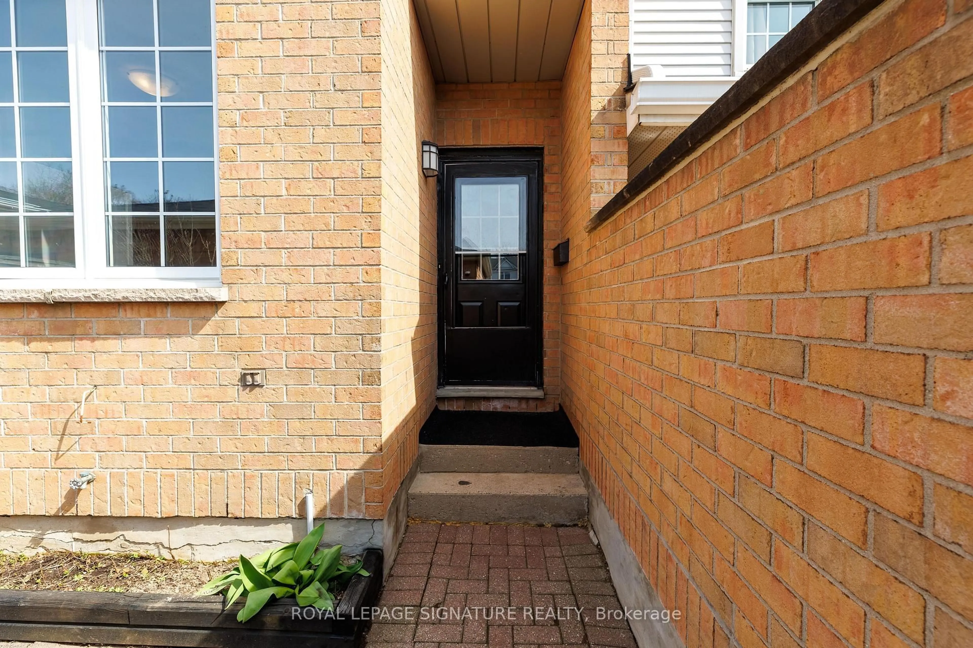 Unknown for 1570 Richmond St #5, London North Ontario N6G 4W2