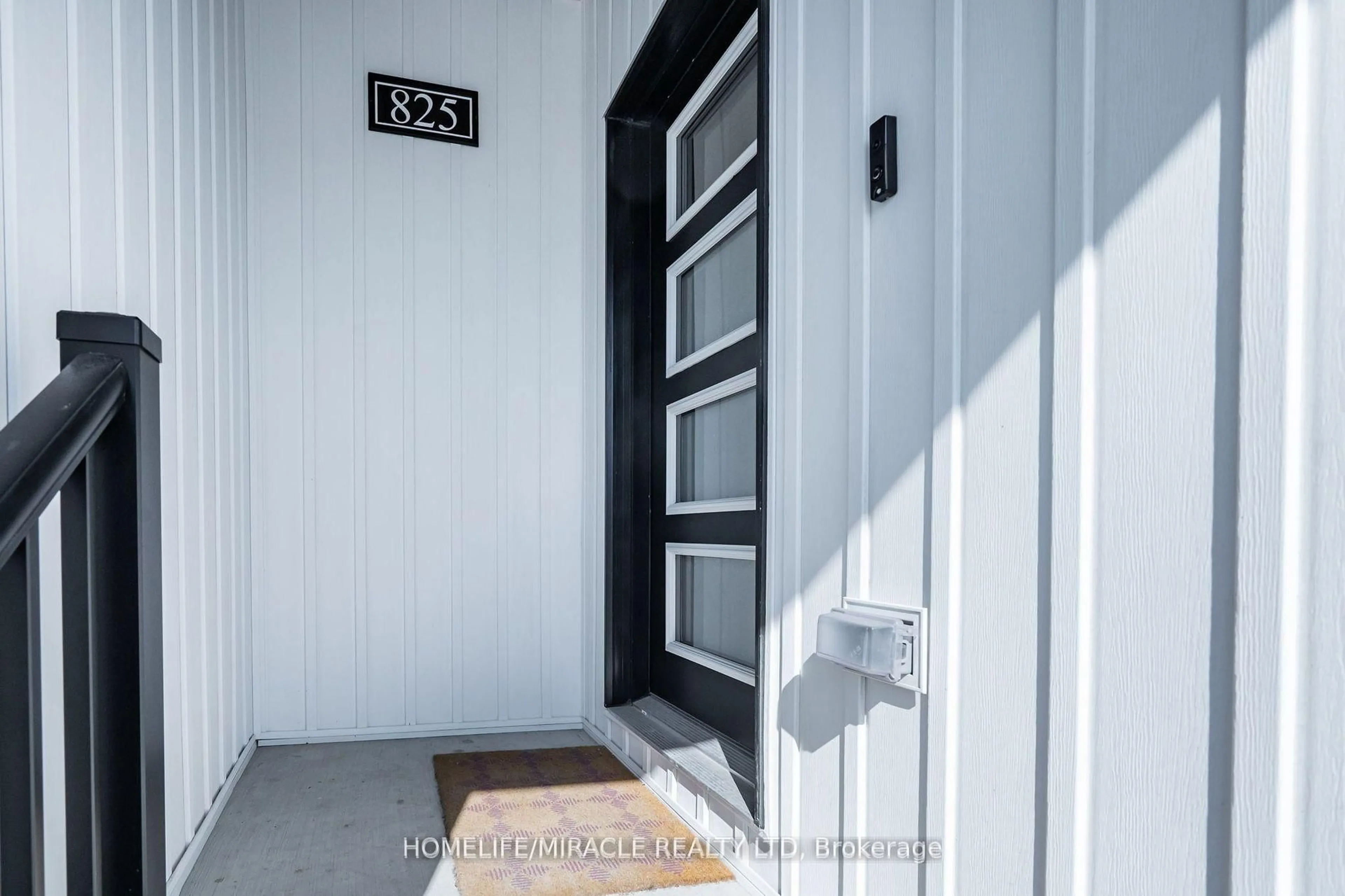 Indoor entryway for 4263 Fourth Ave #825, Niagara Falls Ontario L2E 0C2