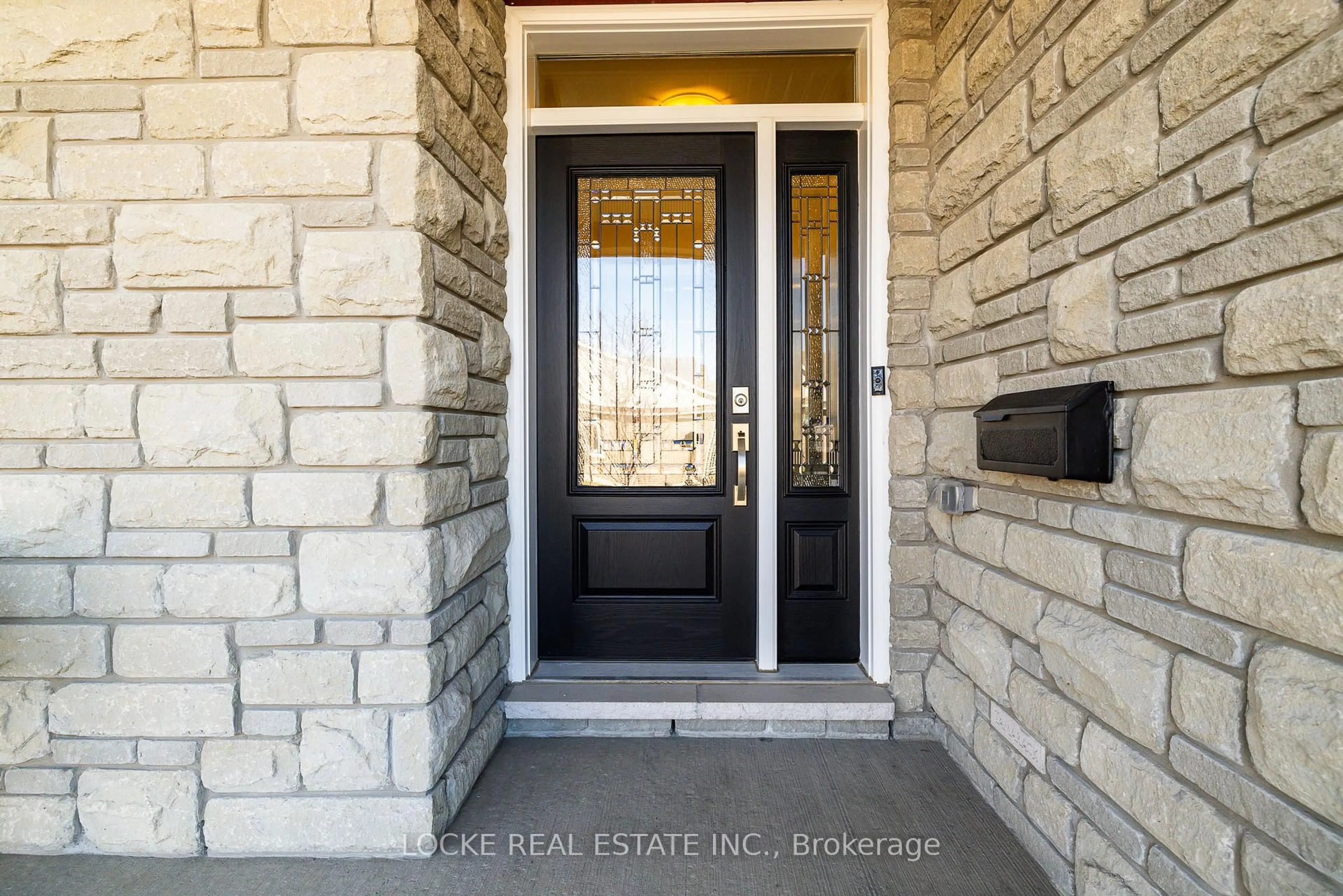 Indoor entryway for 168 Minoterie Rdge, Ottawa Ontario K4A 0Y6