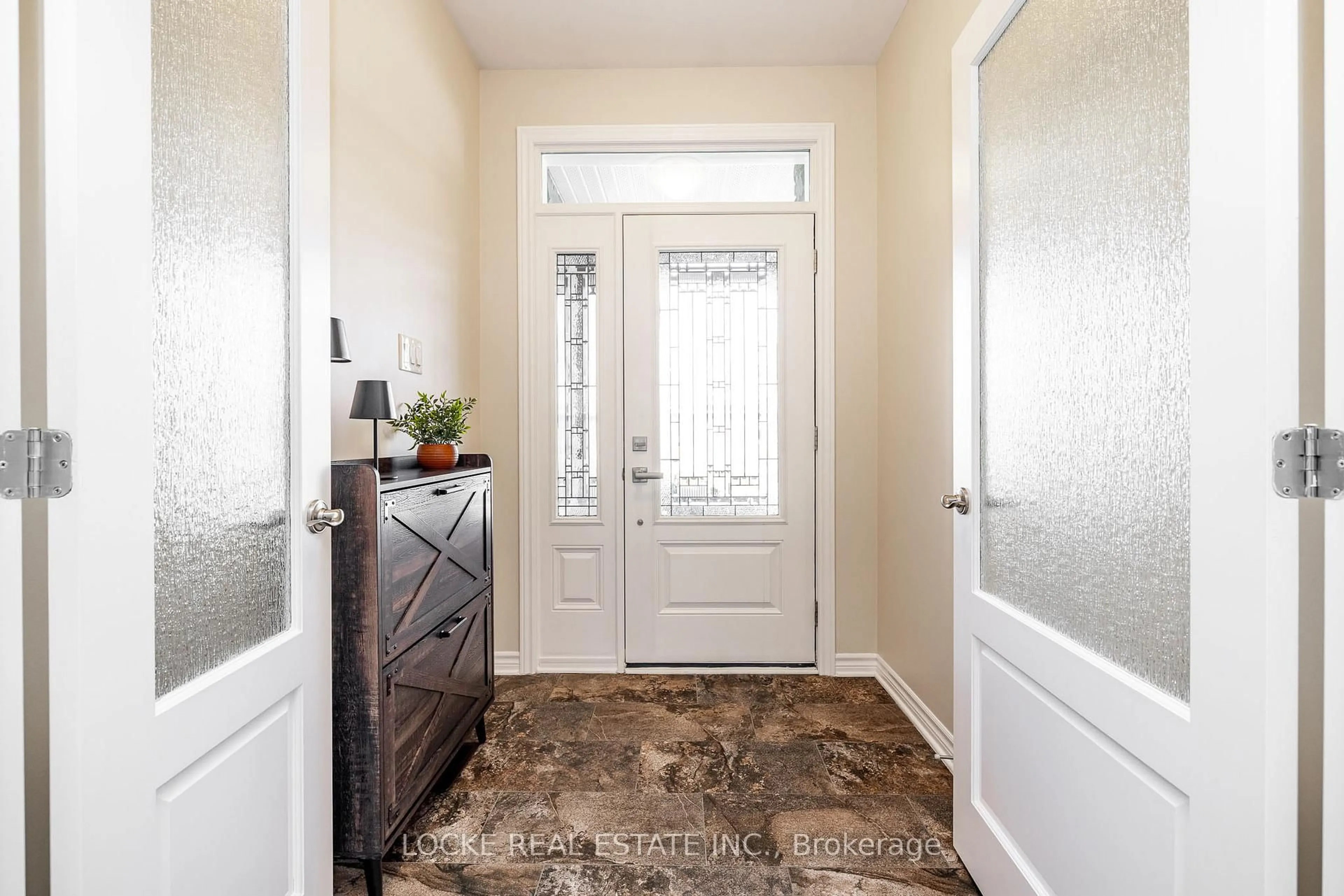 Indoor entryway for 168 Minoterie Rdge, Ottawa Ontario K4A 0Y6