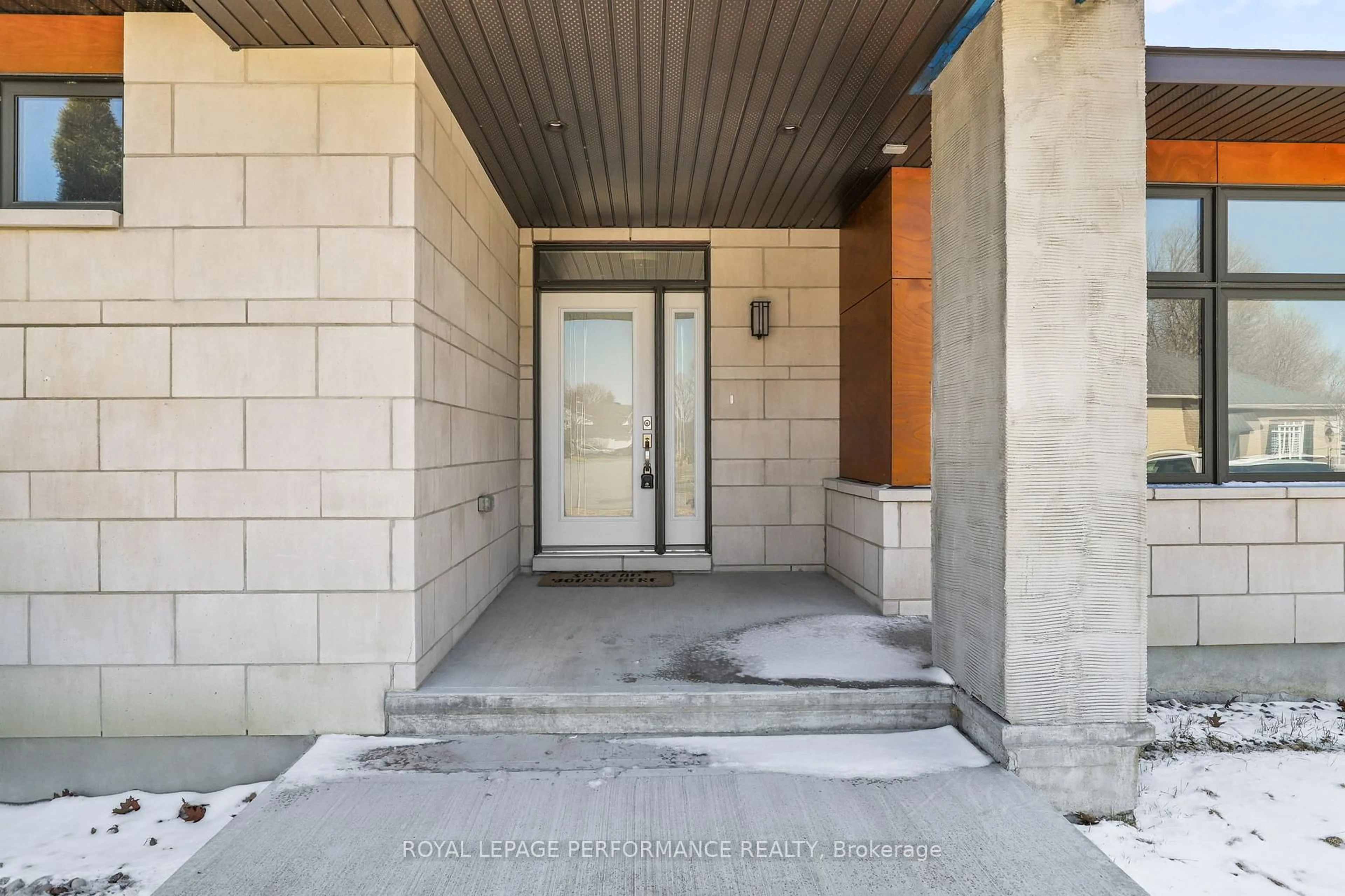 Indoor entryway for 32 Moore St, Richmond Ontario K0A 2Z0