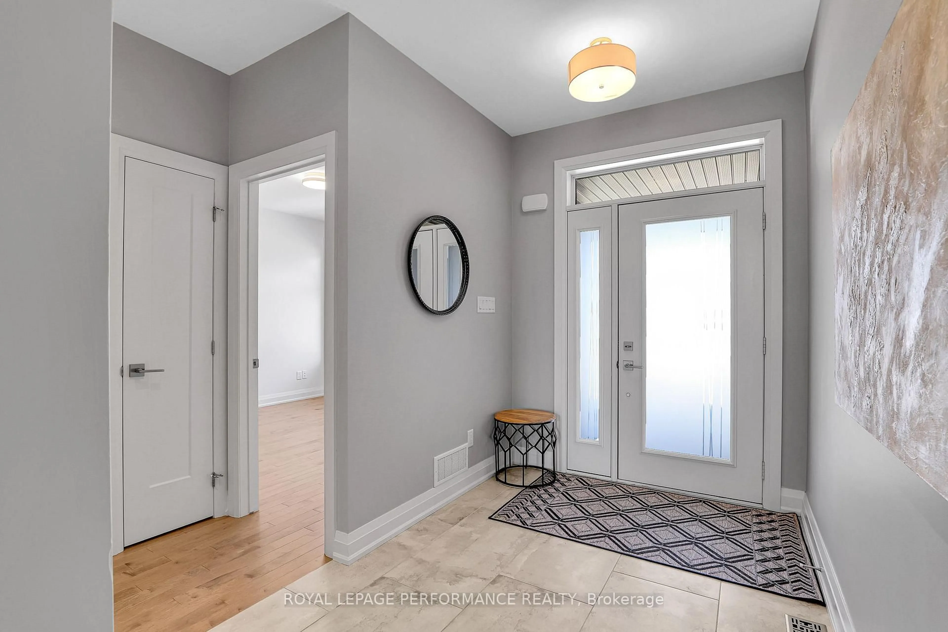 Indoor entryway for 32 Moore St, Richmond Ontario K0A 2Z0