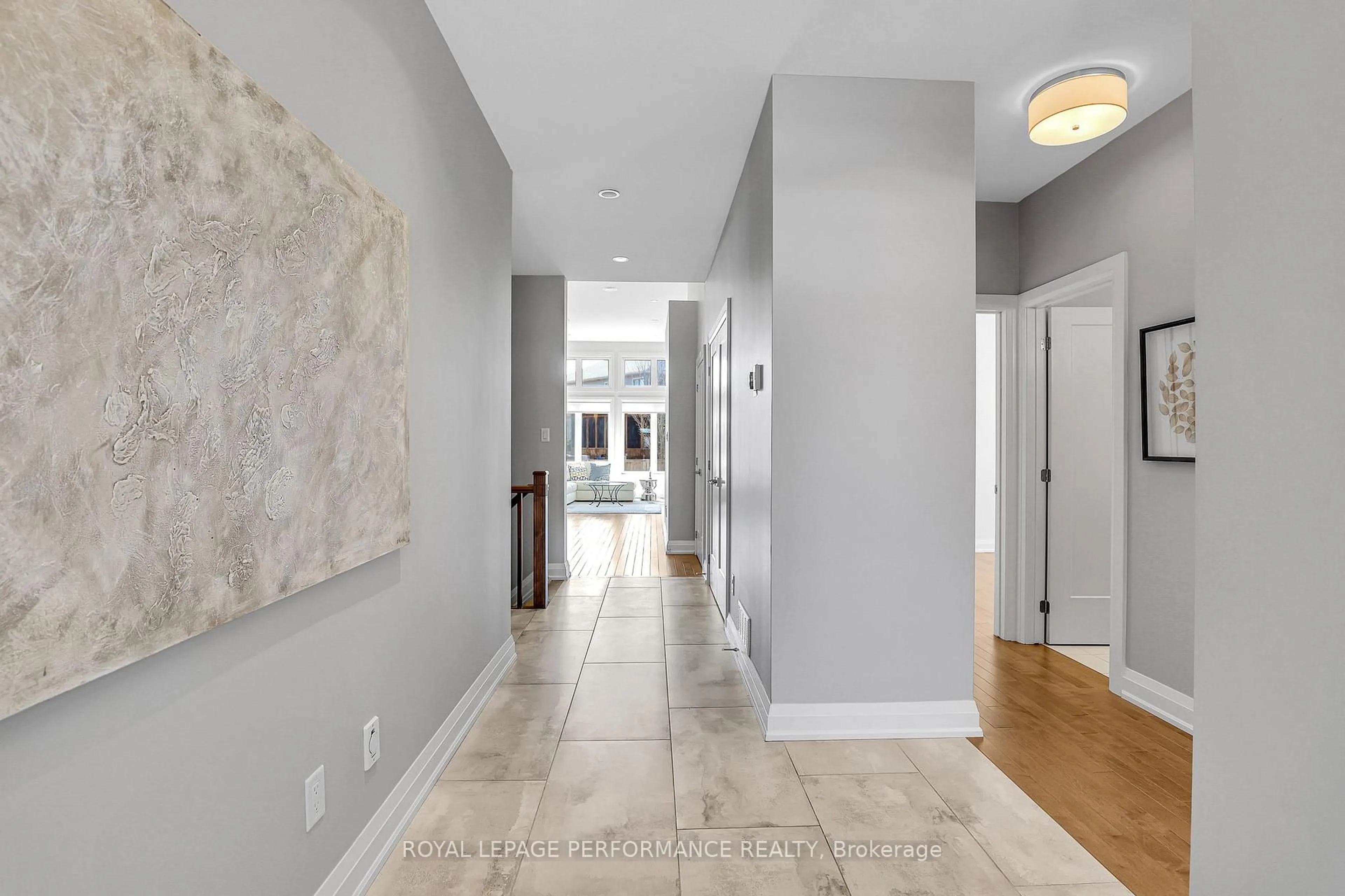 Indoor entryway for 32 Moore St, Richmond Ontario K0A 2Z0