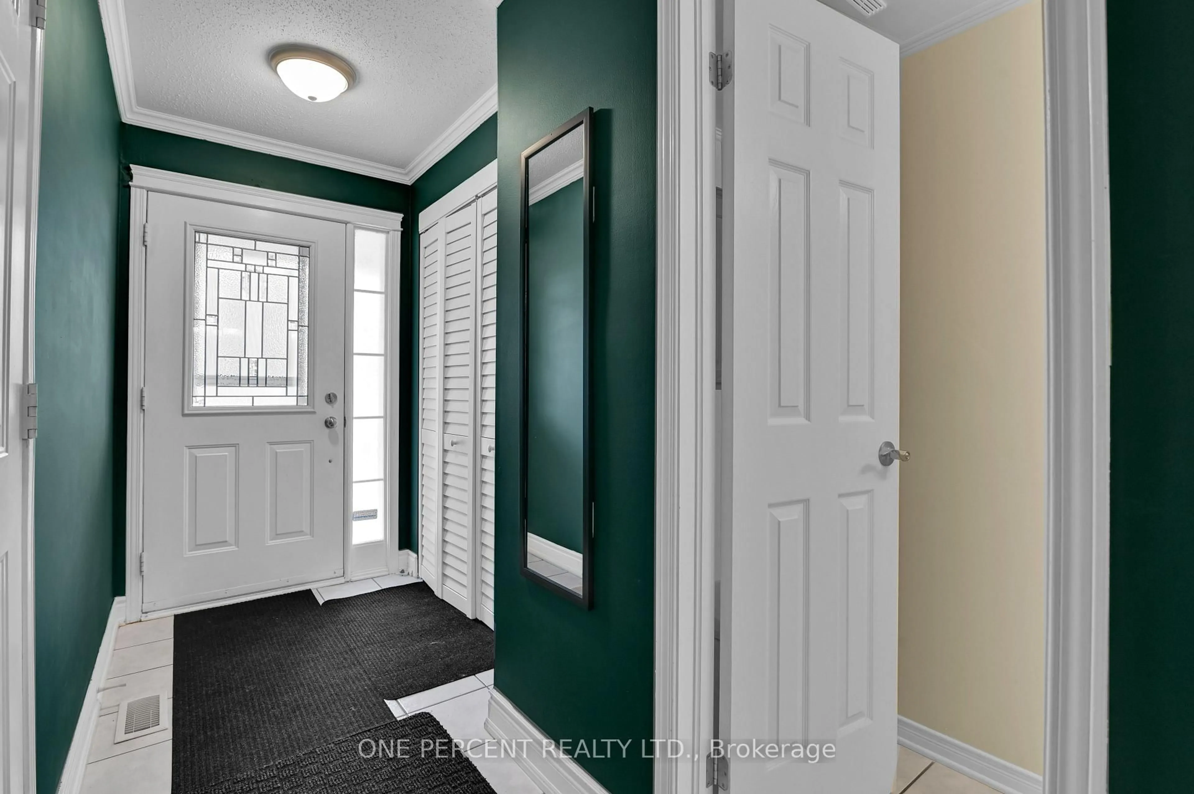 Indoor entryway for 311 Southcrest Private, Ottawa Ontario K1V 2B7