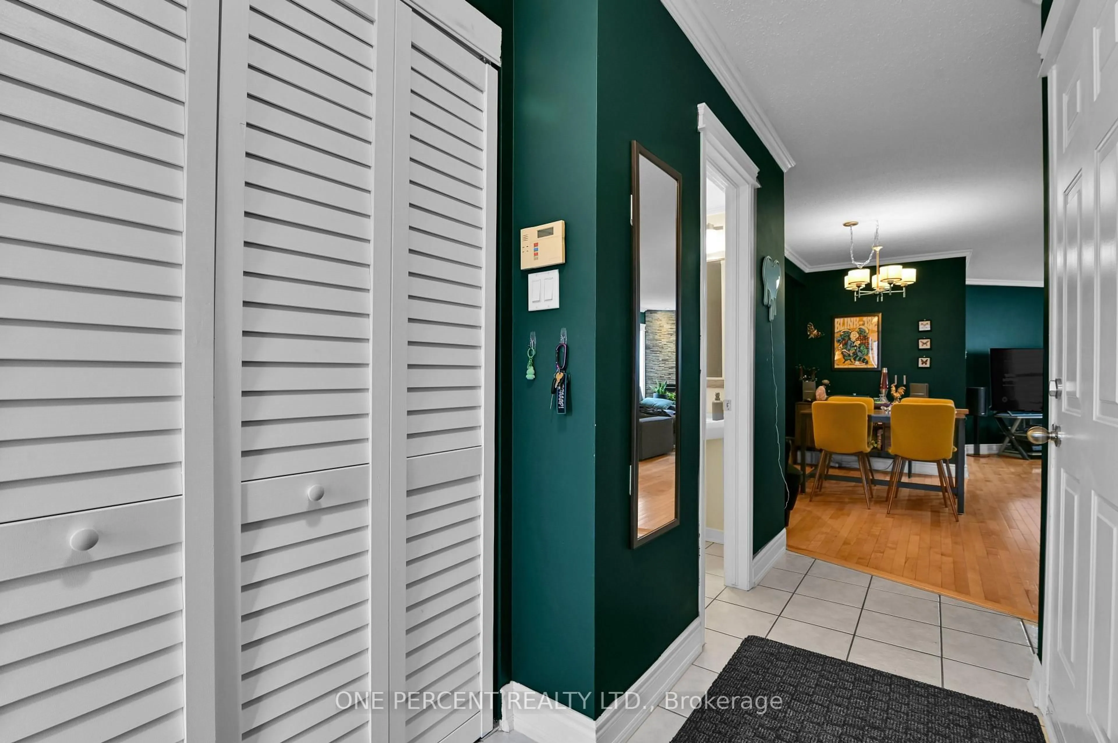 Indoor entryway for 311 Southcrest Private, Ottawa Ontario K1V 2B7