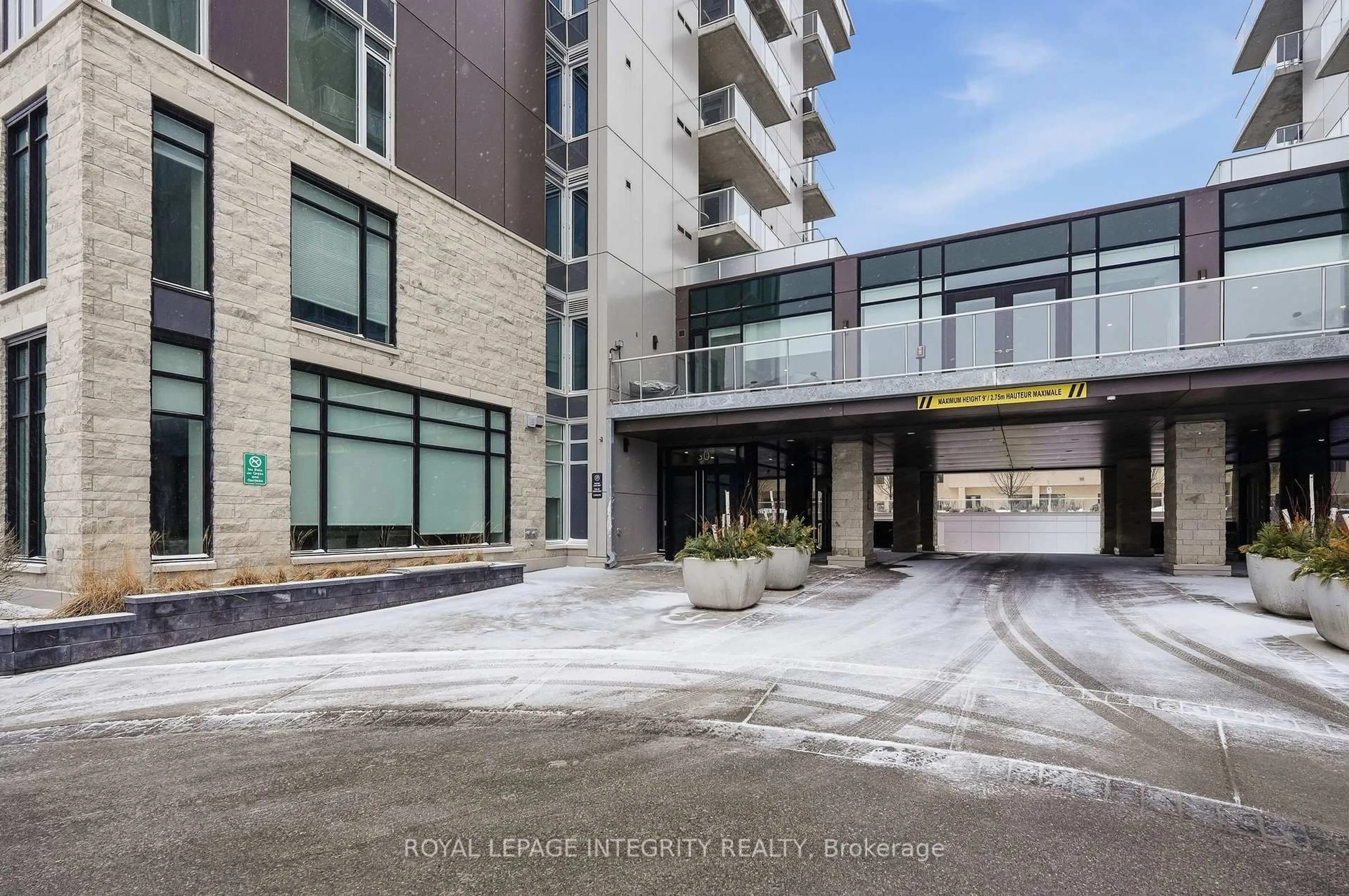 Indoor foyer for 530 De Mazenod Ave #612, Ottawa Ontario K1S 5W8