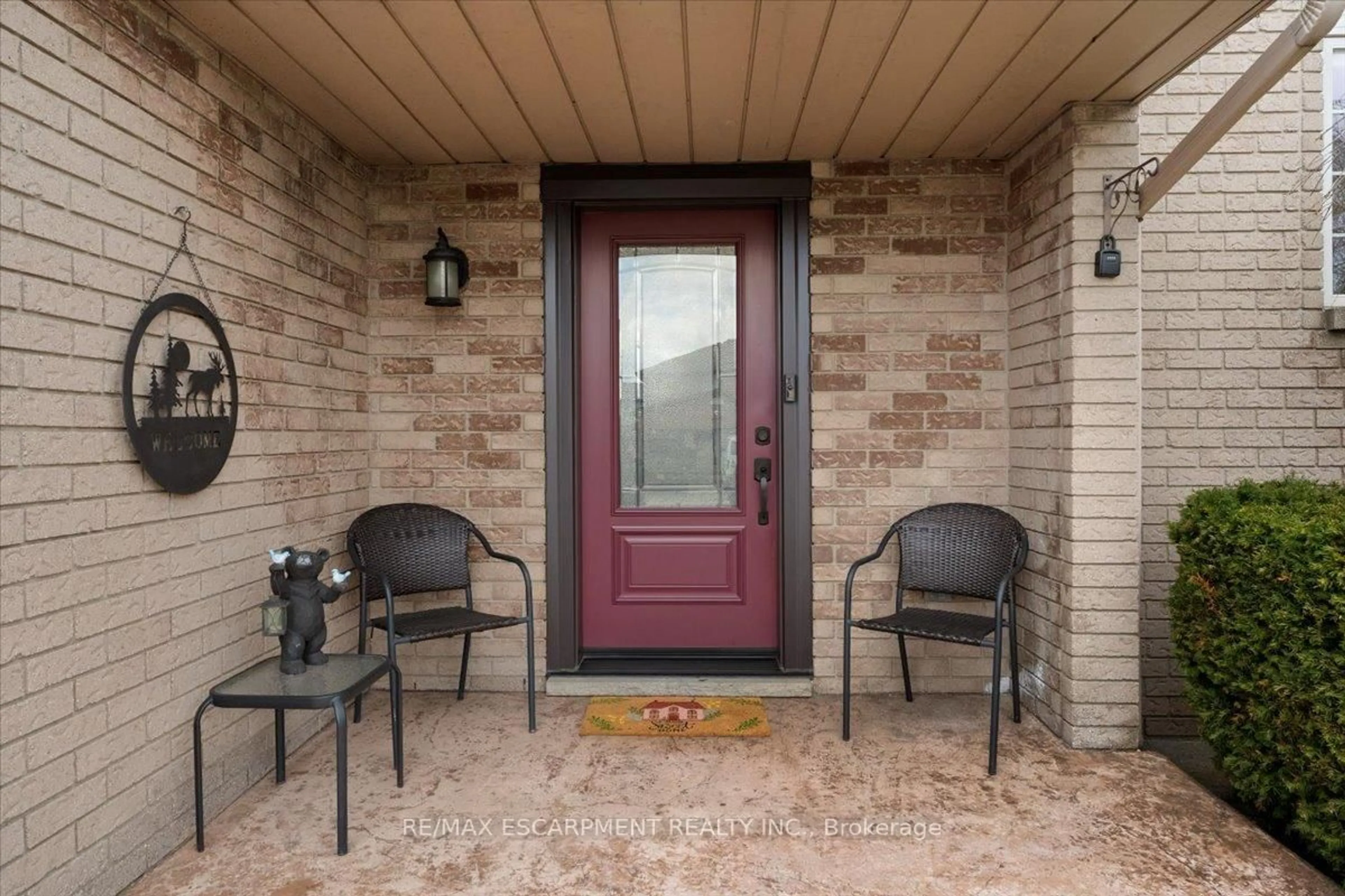 Indoor entryway for 284 Delancey Blvd, Hamilton Ontario L9B 1Y9