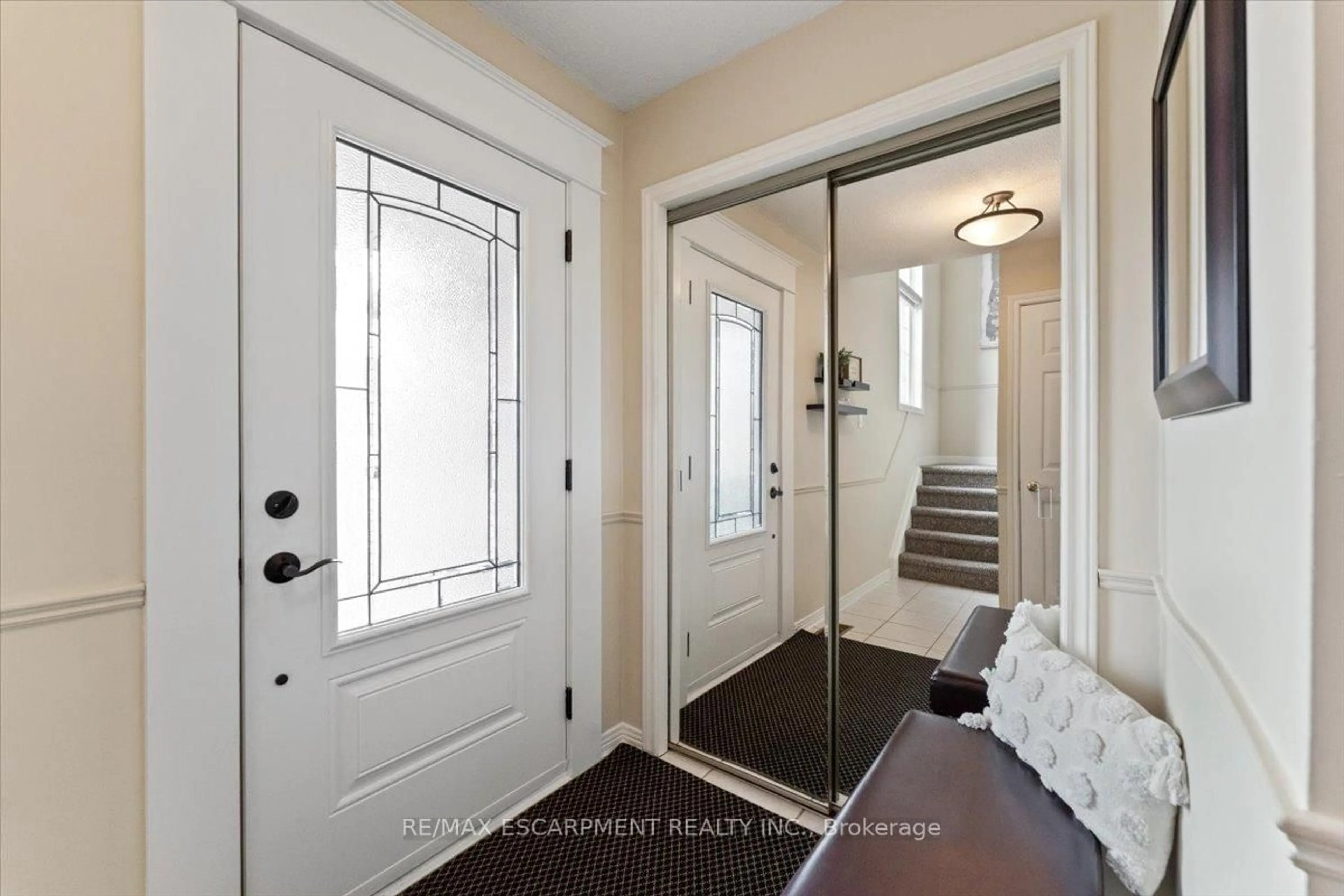 Indoor entryway for 284 Delancey Blvd, Hamilton Ontario L9B 1Y9