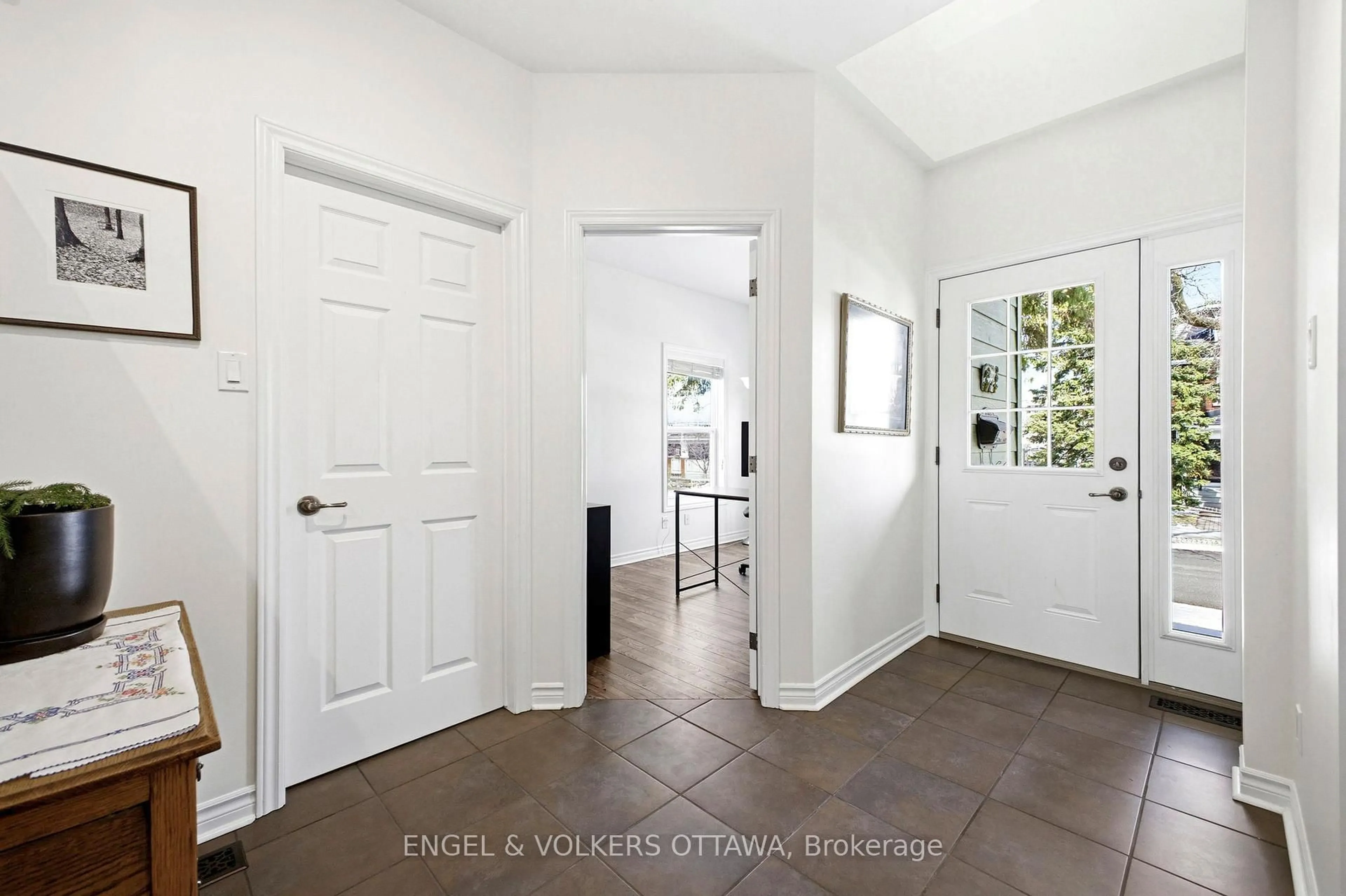 Indoor entryway for 72 Smirle Ave, Ottawa Ontario K1Y 0S3