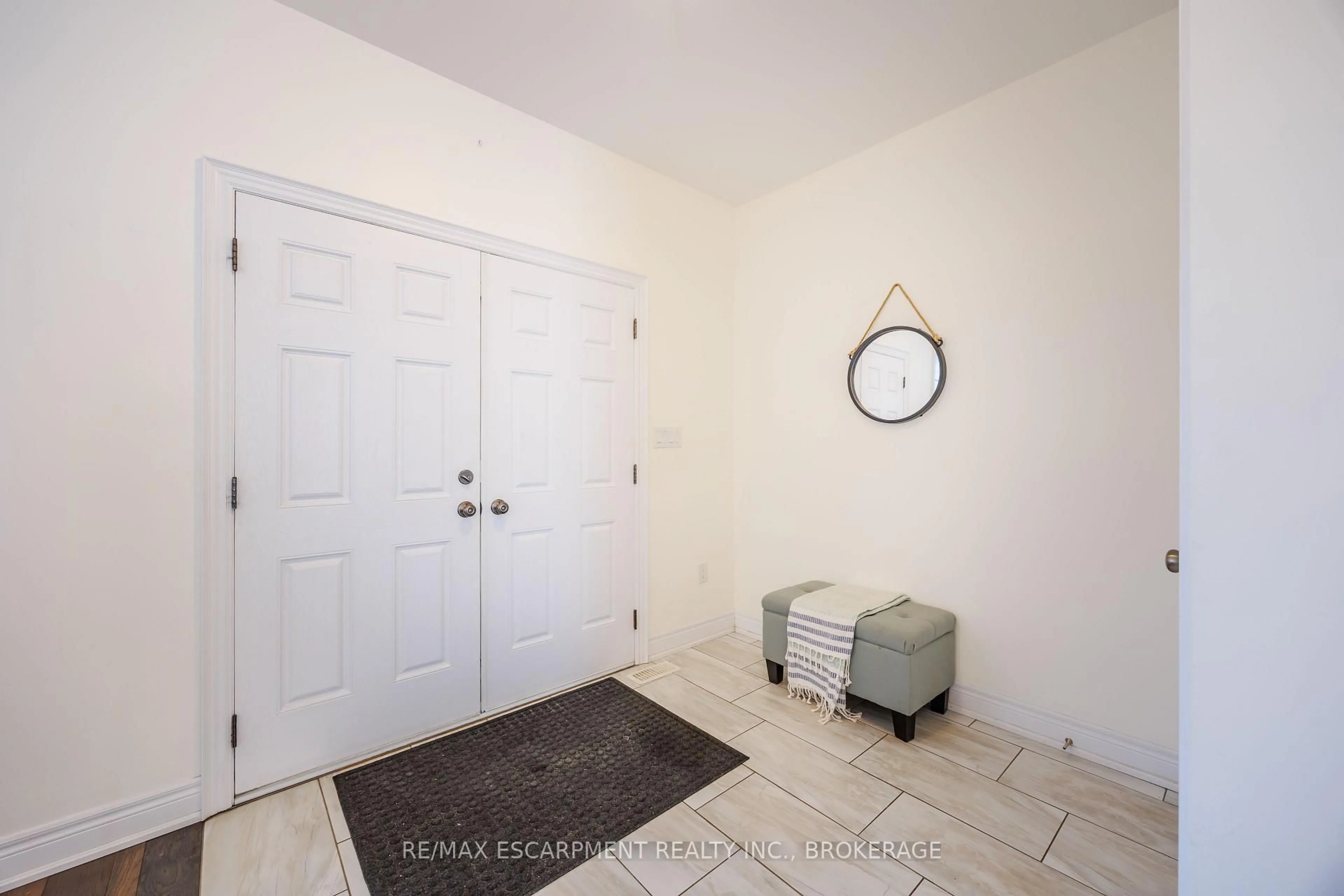 Indoor entryway for 6978 Optimist Lane, Niagara Falls Ontario L2E 0B1