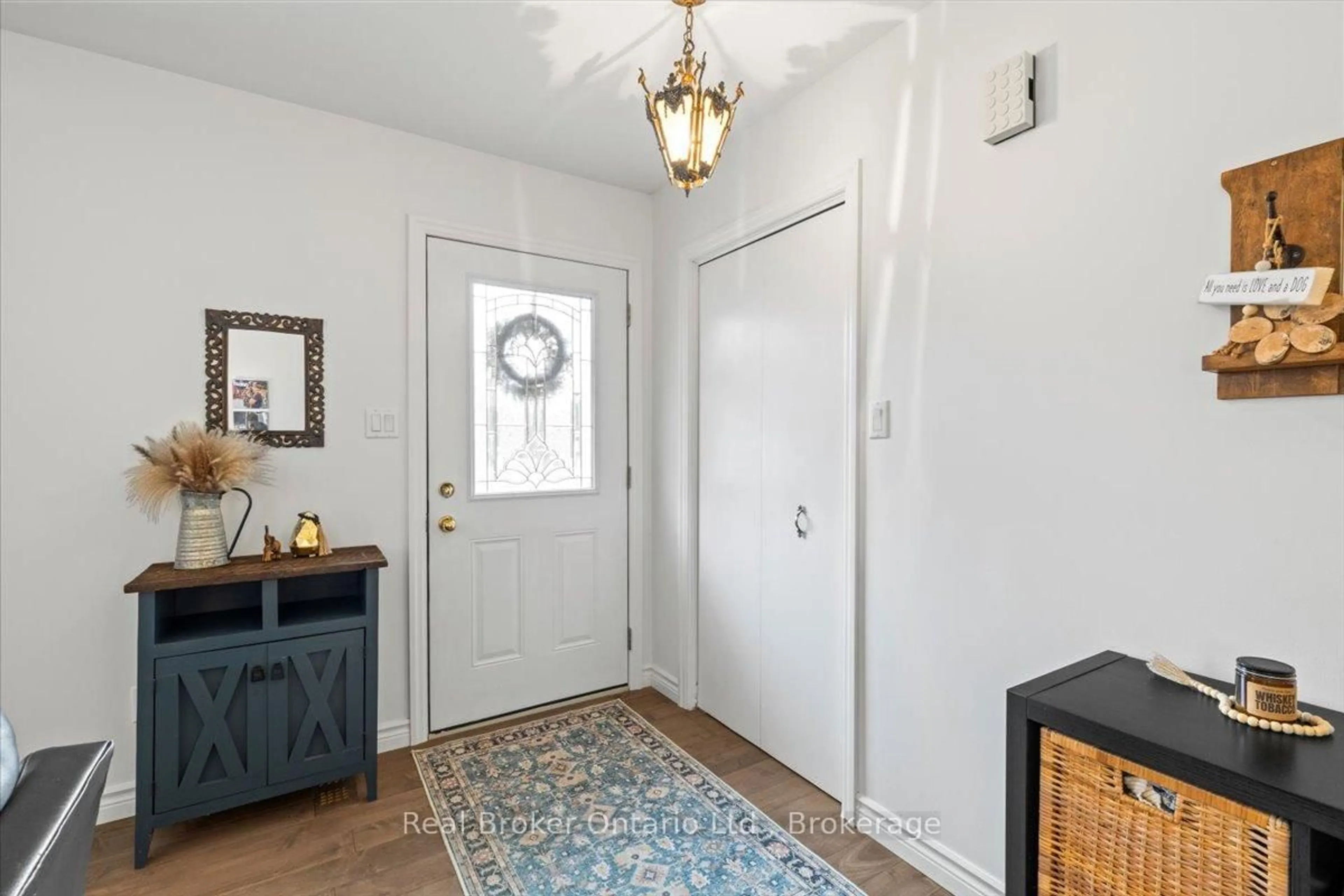 Indoor entryway for 40 Arthur St, Minto Ontario N0G 1Z0