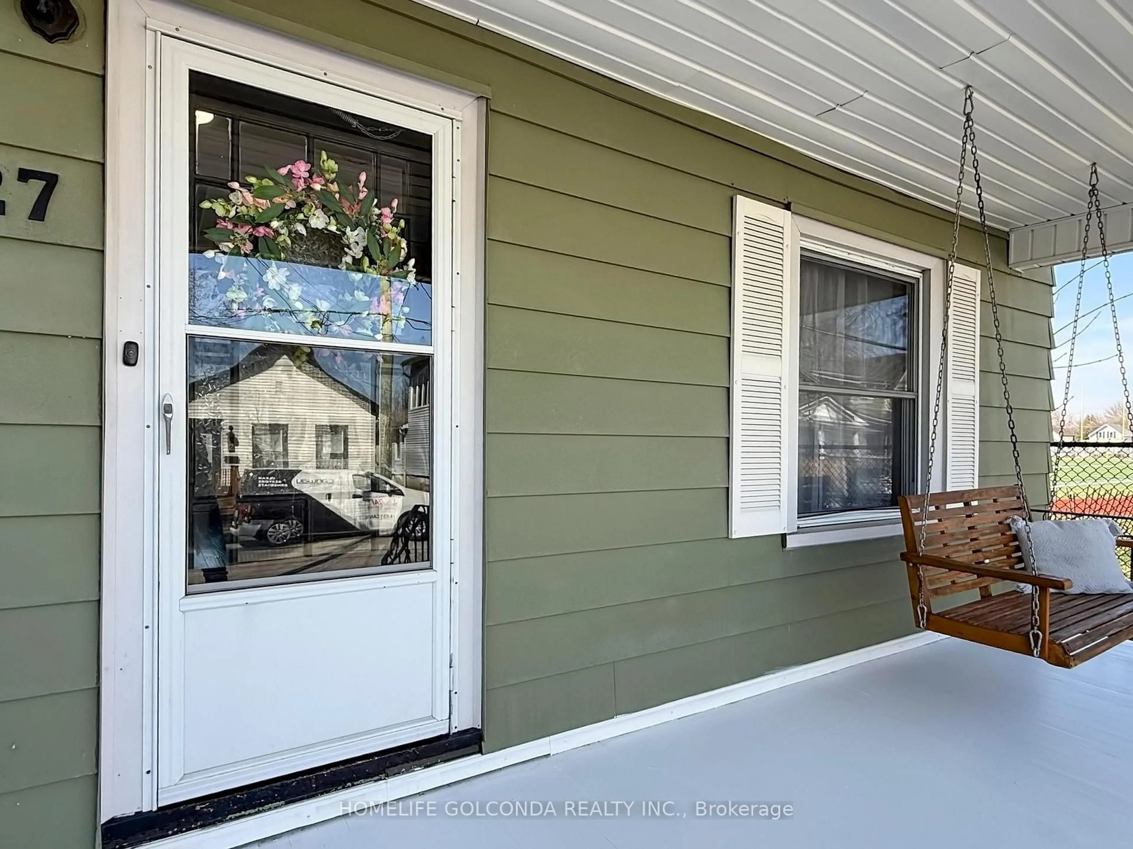 Home with vinyl exterior material, street for 27 Woodland Ave, St. Catharines Ontario L2R 5A1