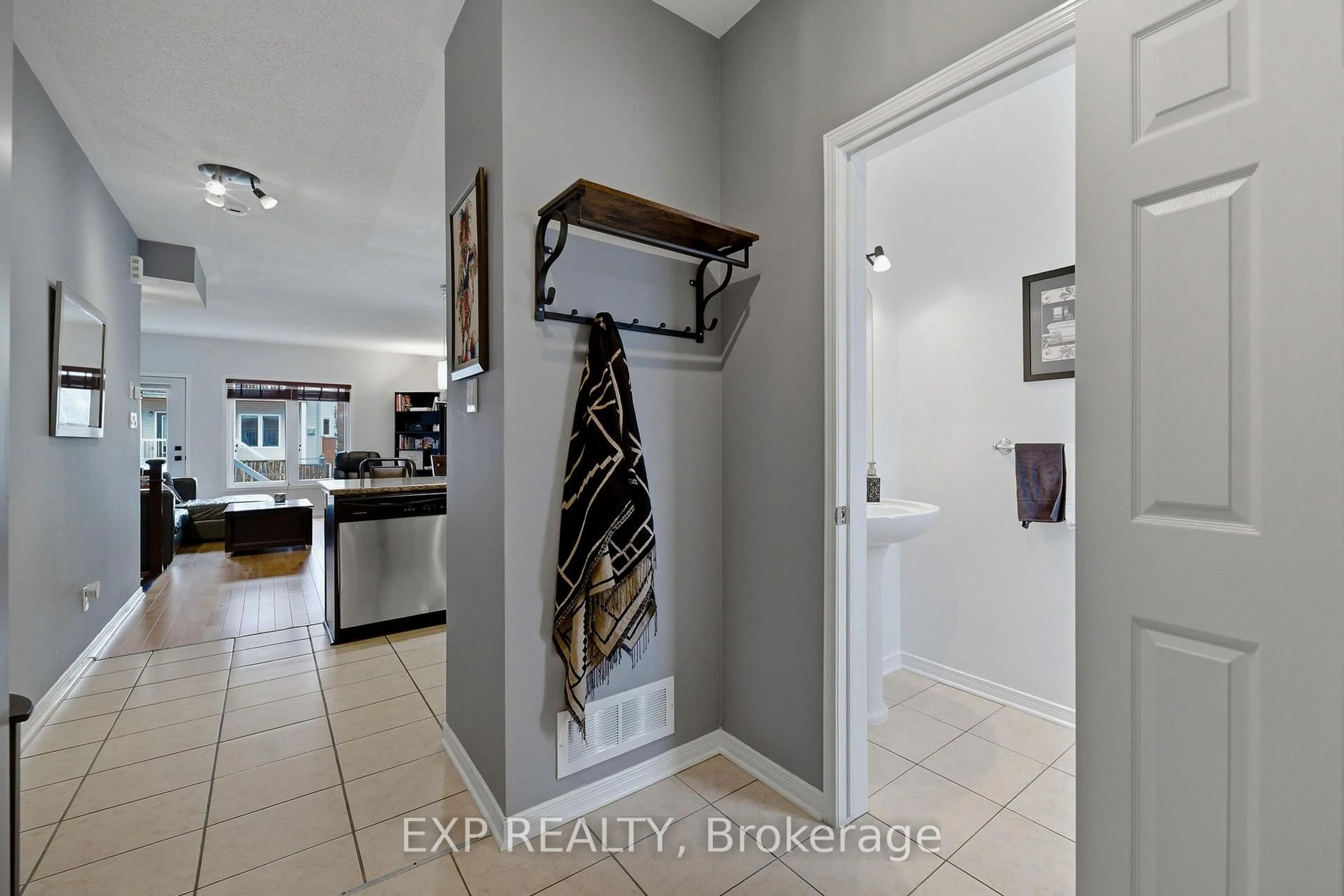 Indoor entryway for 300 London Terr, Ottawa Ontario K1K 2W2