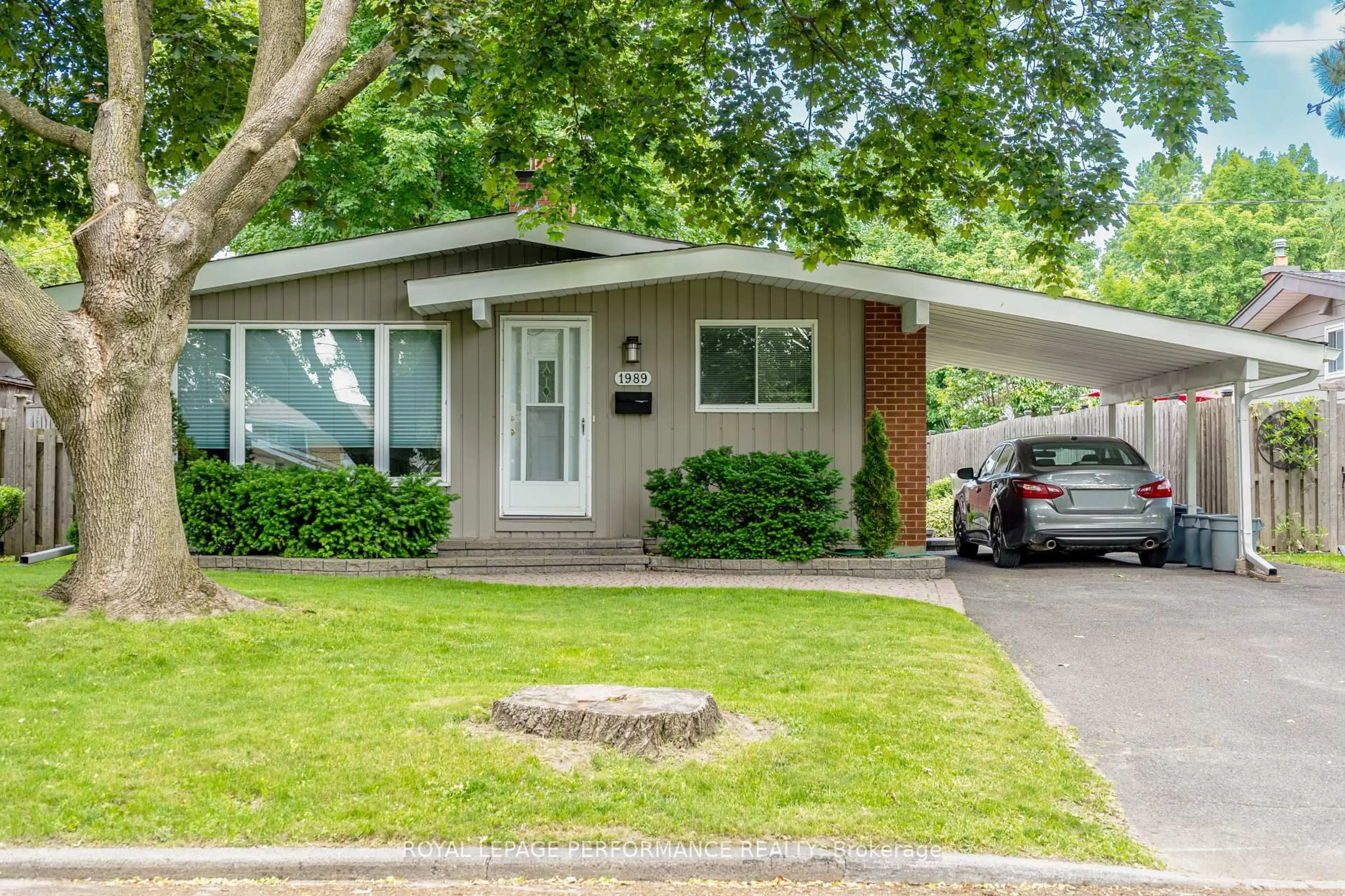 Home with vinyl exterior material, street for 1989 Michigan Ave, Ottawa Ontario K1H 6Y1