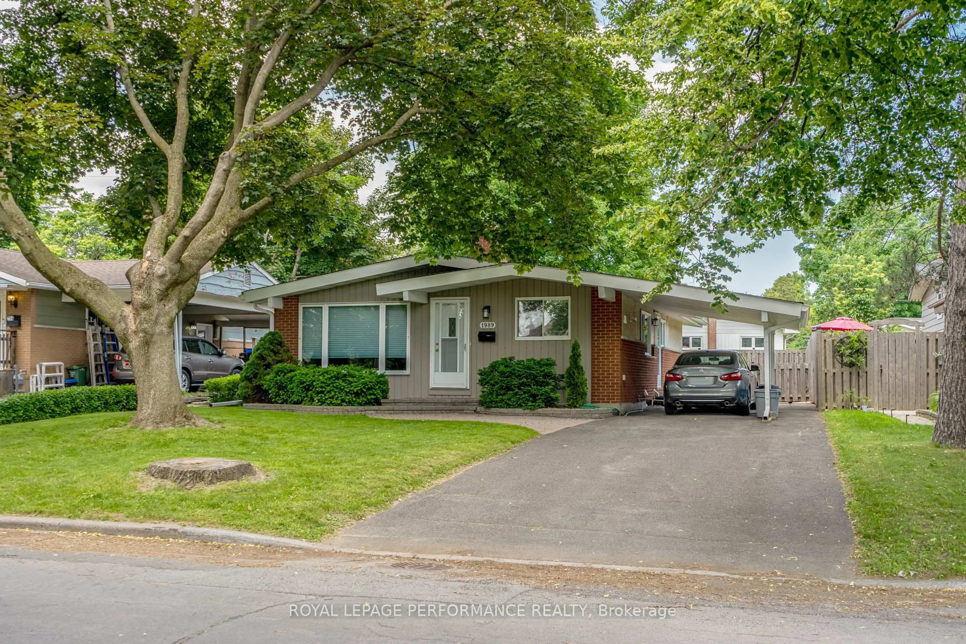 Home with vinyl exterior material, street for 1989 Michigan Ave, Ottawa Ontario K1H 6Y1