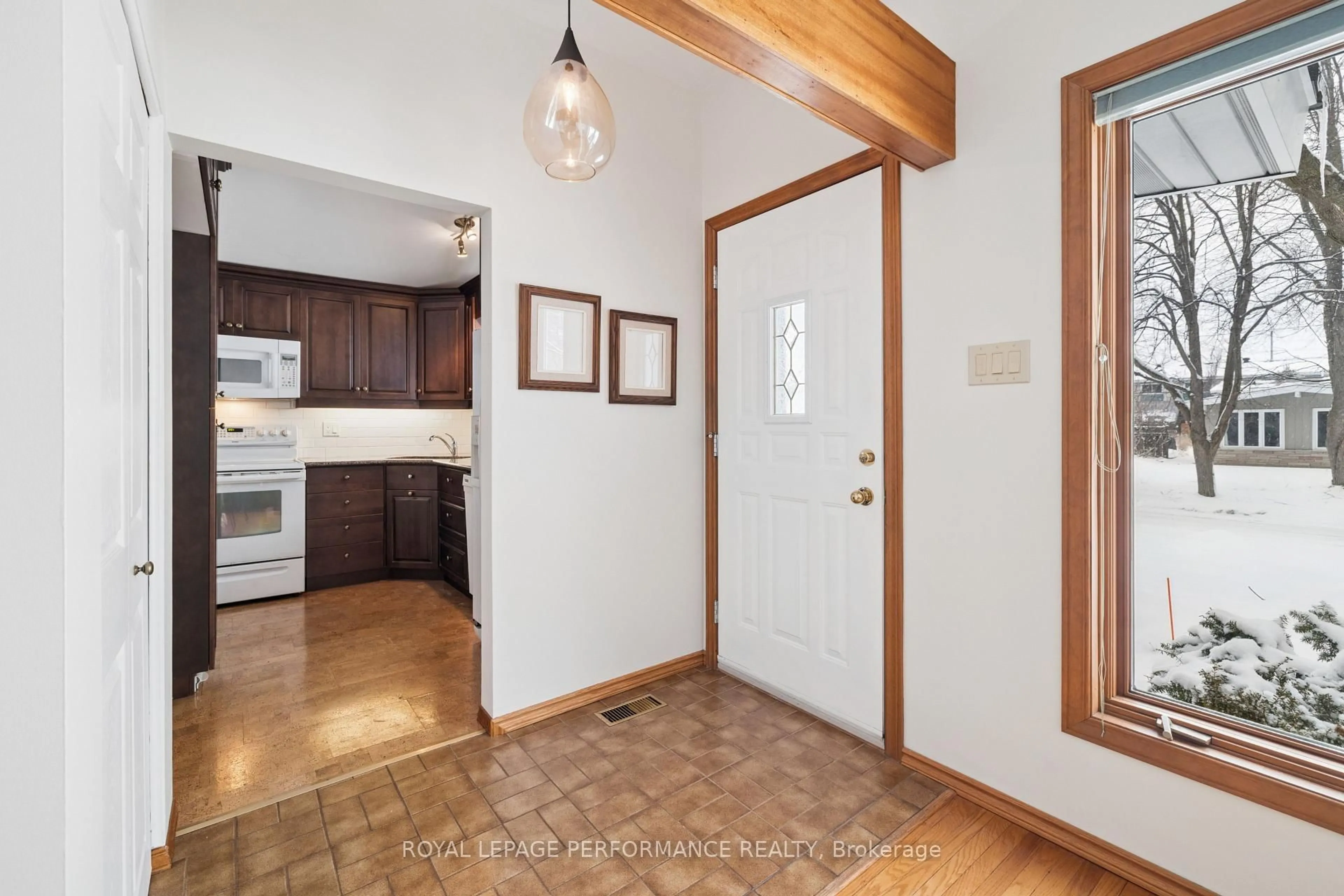 Indoor entryway for 1989 Michigan Ave, Ottawa Ontario K1H 6Y1