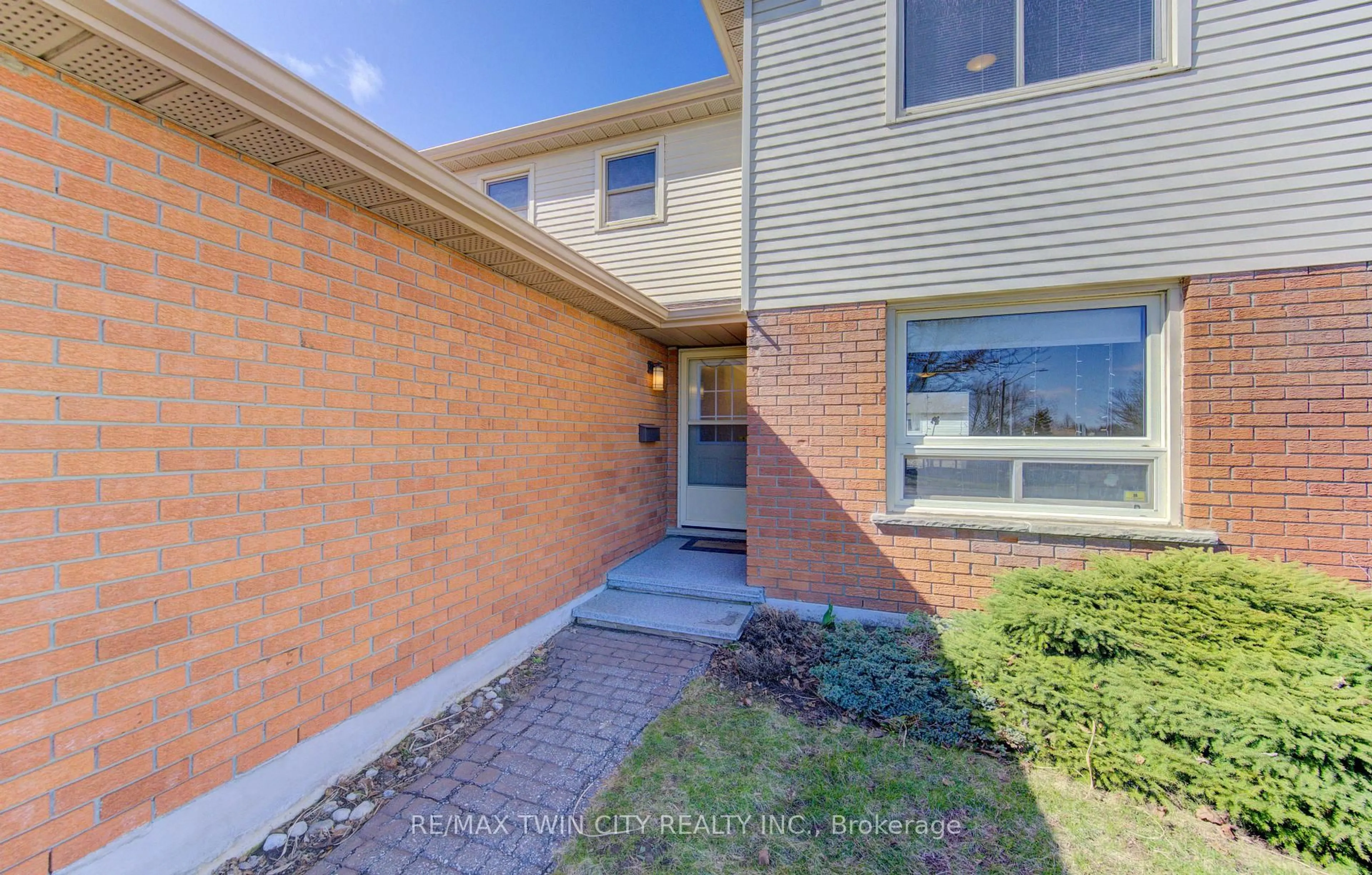 Home with brick exterior material, street for 498 Thorndale Dr, Waterloo Ontario N2T 2A2