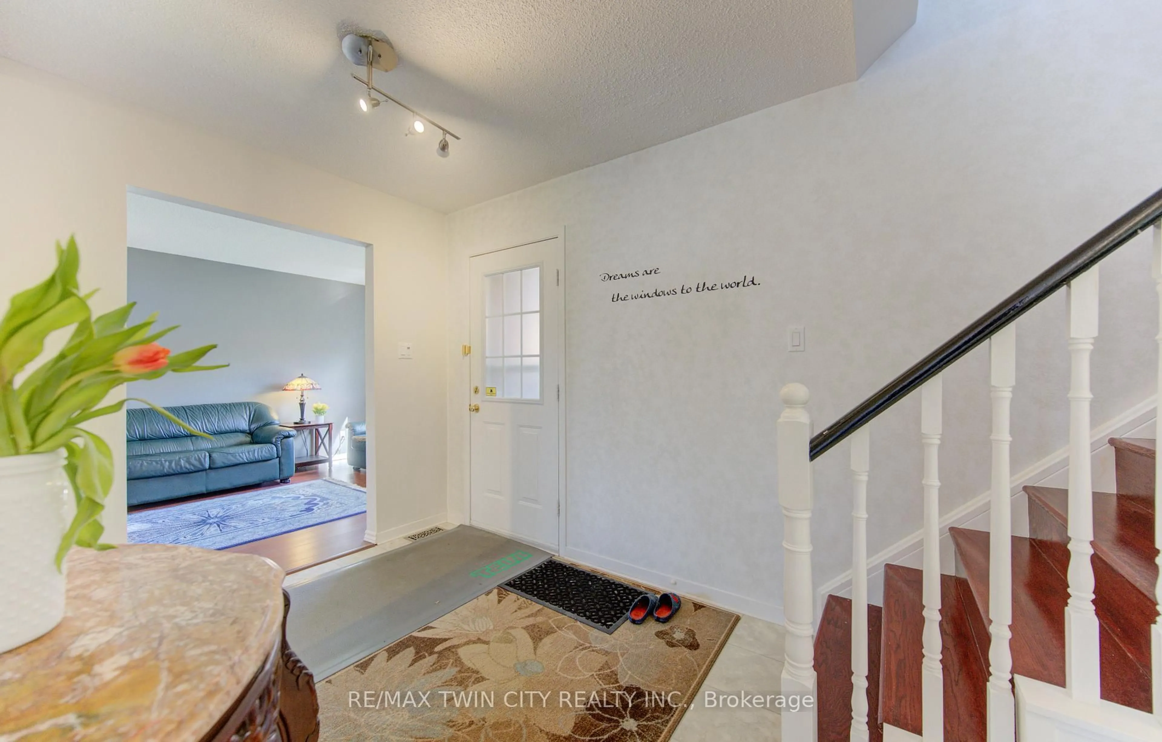 Indoor entryway for 498 Thorndale Dr, Waterloo Ontario N2T 2A2