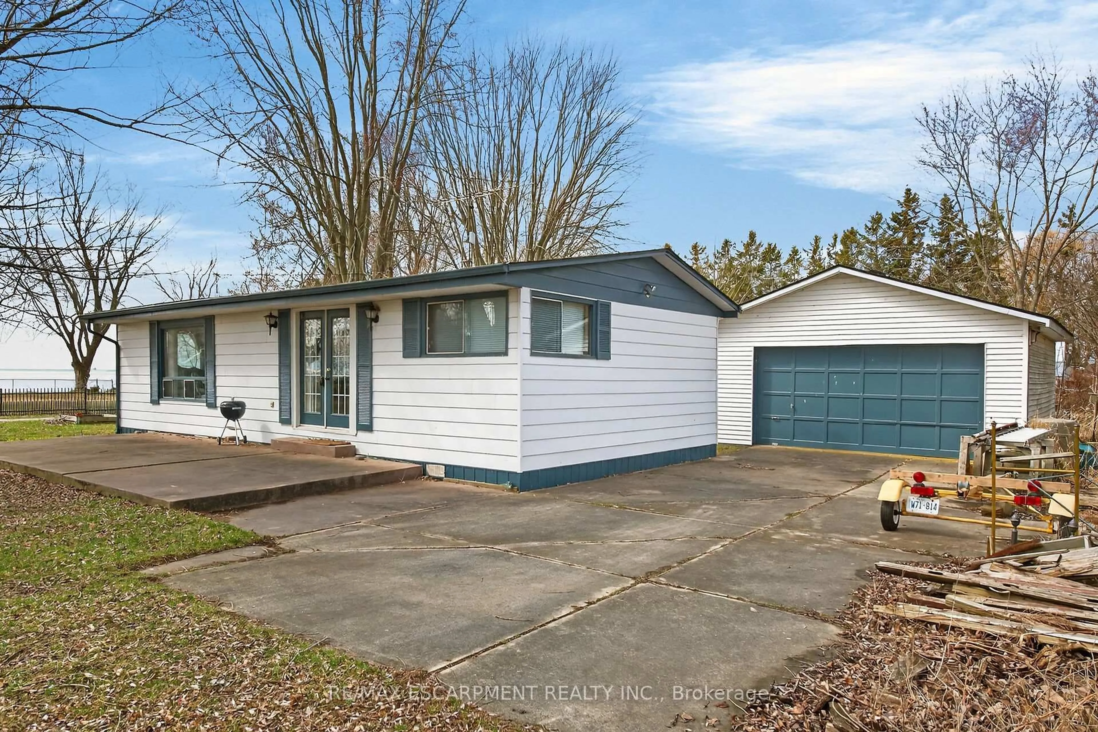 Home with vinyl exterior material, street for 10 Anchor Lane, Haldimand Ontario N0A 1P0